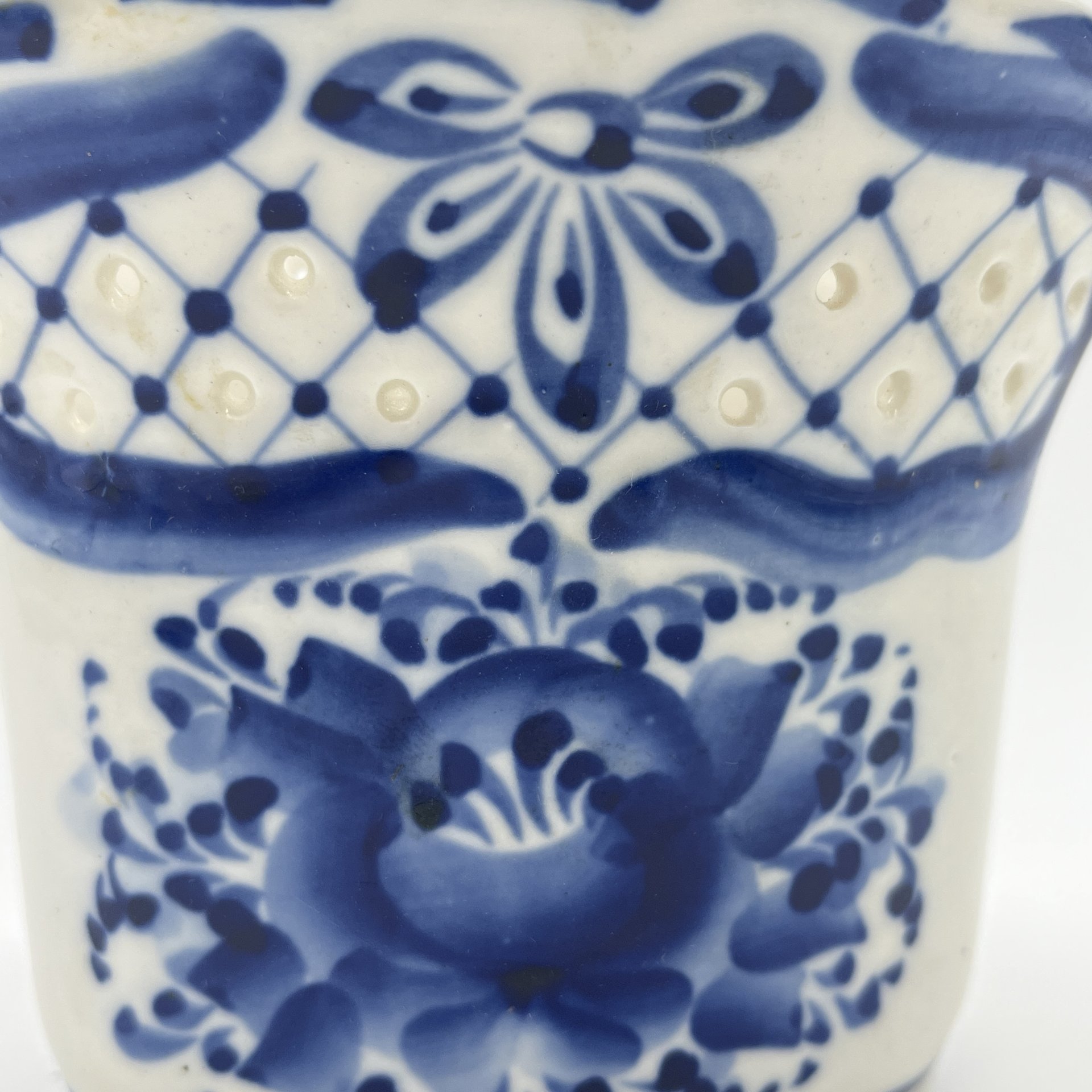 Салфетница с расписным цветочным декором, Гжель, керамика, роспись, Россия, 1990-2010 гг.