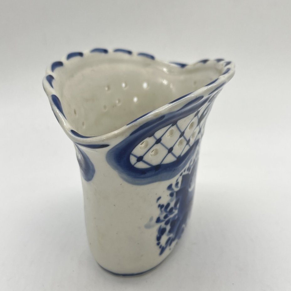 Салфетница с расписным цветочным декором, Гжель, керамика, роспись, Россия, 1990-2010 гг.