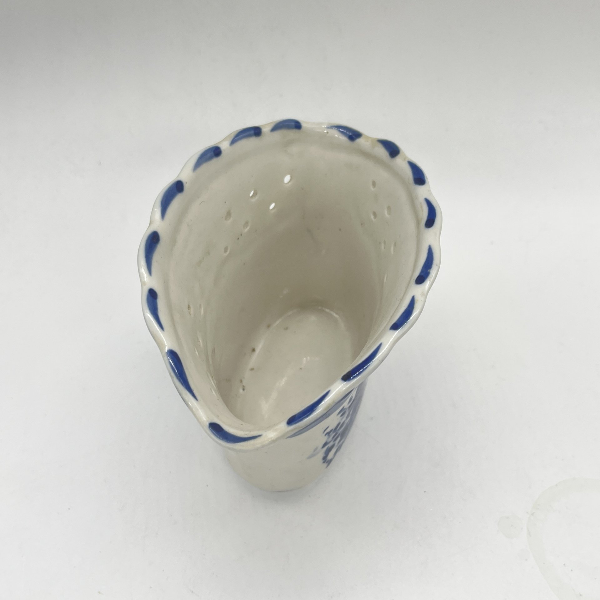 Салфетница с расписным цветочным декором, Гжель, керамика, роспись, Россия, 1990-2010 гг.