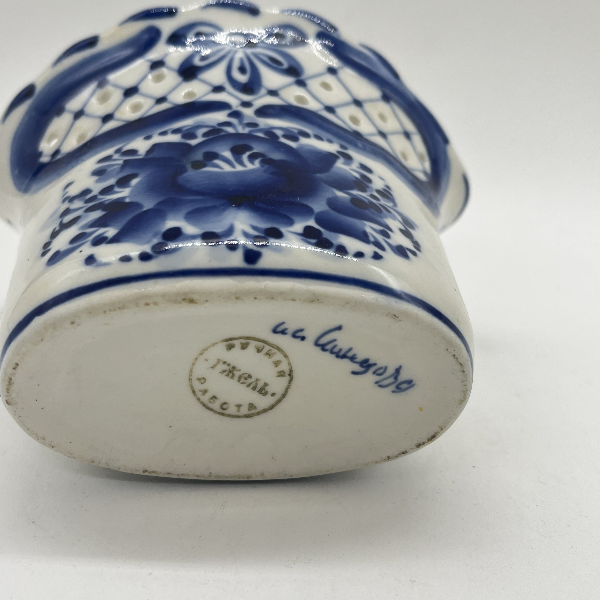 Салфетница с расписным цветочным декором, Гжель, керамика, роспись, Россия, 1990-2010 гг.