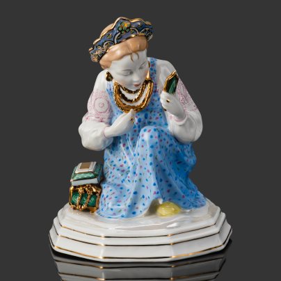 Статуэтка "Малахитовая шкатулка" ("Танюшка и тятино подаренье"), скульптор О.М. Богданова, фарфор, роспись, золочение, люстр, Дулевский фарфоровый завод (Дулёво), СССР, 1958 г.