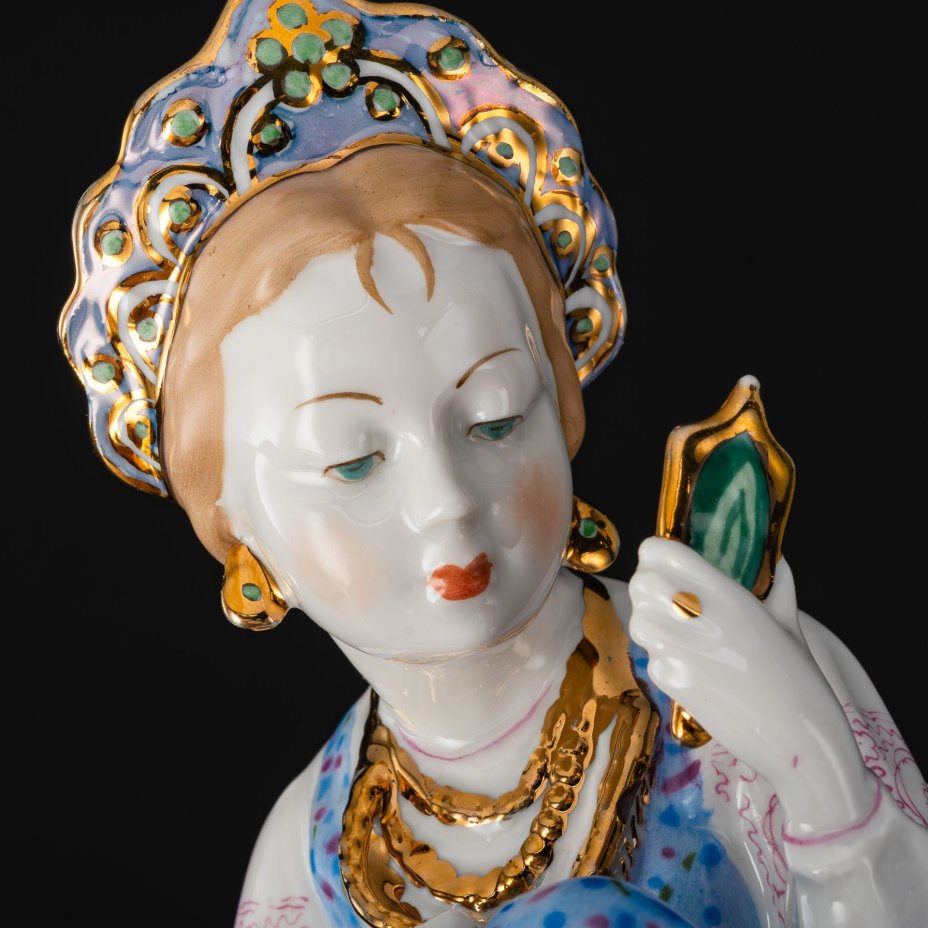 Статуэтка "Малахитовая шкатулка" ("Танюшка и тятино подаренье"), скульптор О.М. Богданова, фарфор, роспись, золочение, люстр, Дулевский фарфоровый завод (Дулёво), СССР, 1958 г.