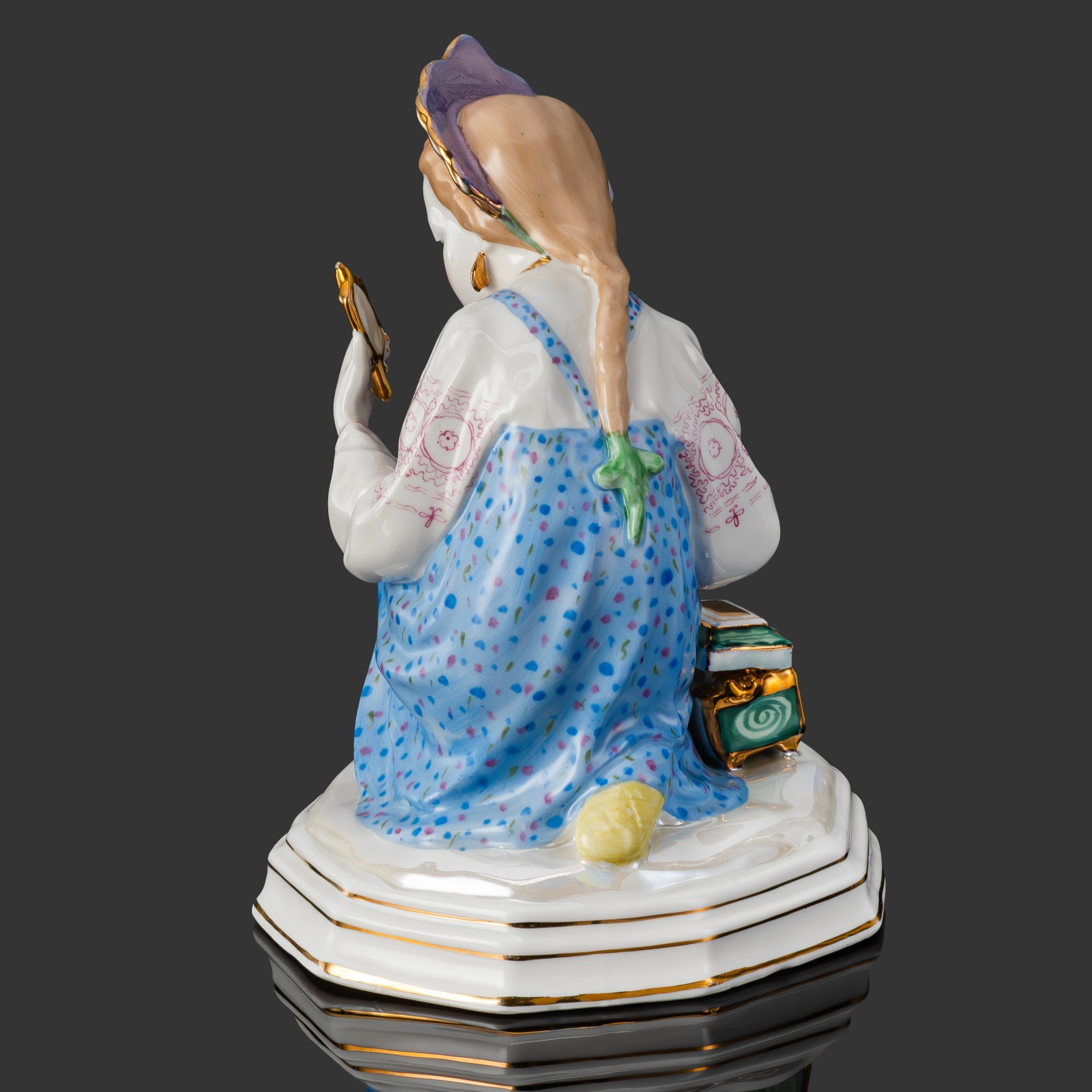 Статуэтка "Малахитовая шкатулка" ("Танюшка и тятино подаренье"), скульптор О.М. Богданова, фарфор, роспись, золочение, люстр, Дулевский фарфоровый завод (Дулёво), СССР, 1958 г.