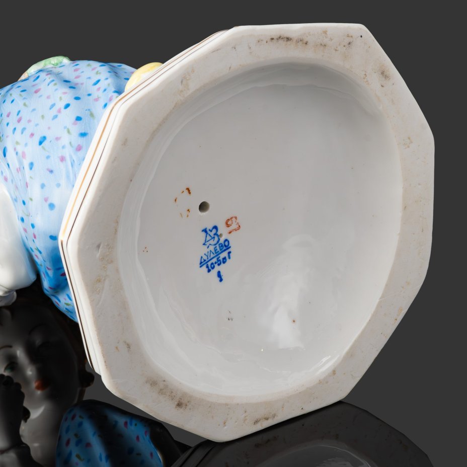 Статуэтка "Малахитовая шкатулка" ("Танюшка и тятино подаренье"), скульптор О.М. Богданова, фарфор, роспись, золочение, люстр, Дулевский фарфоровый завод (Дулёво), СССР, 1958 г.