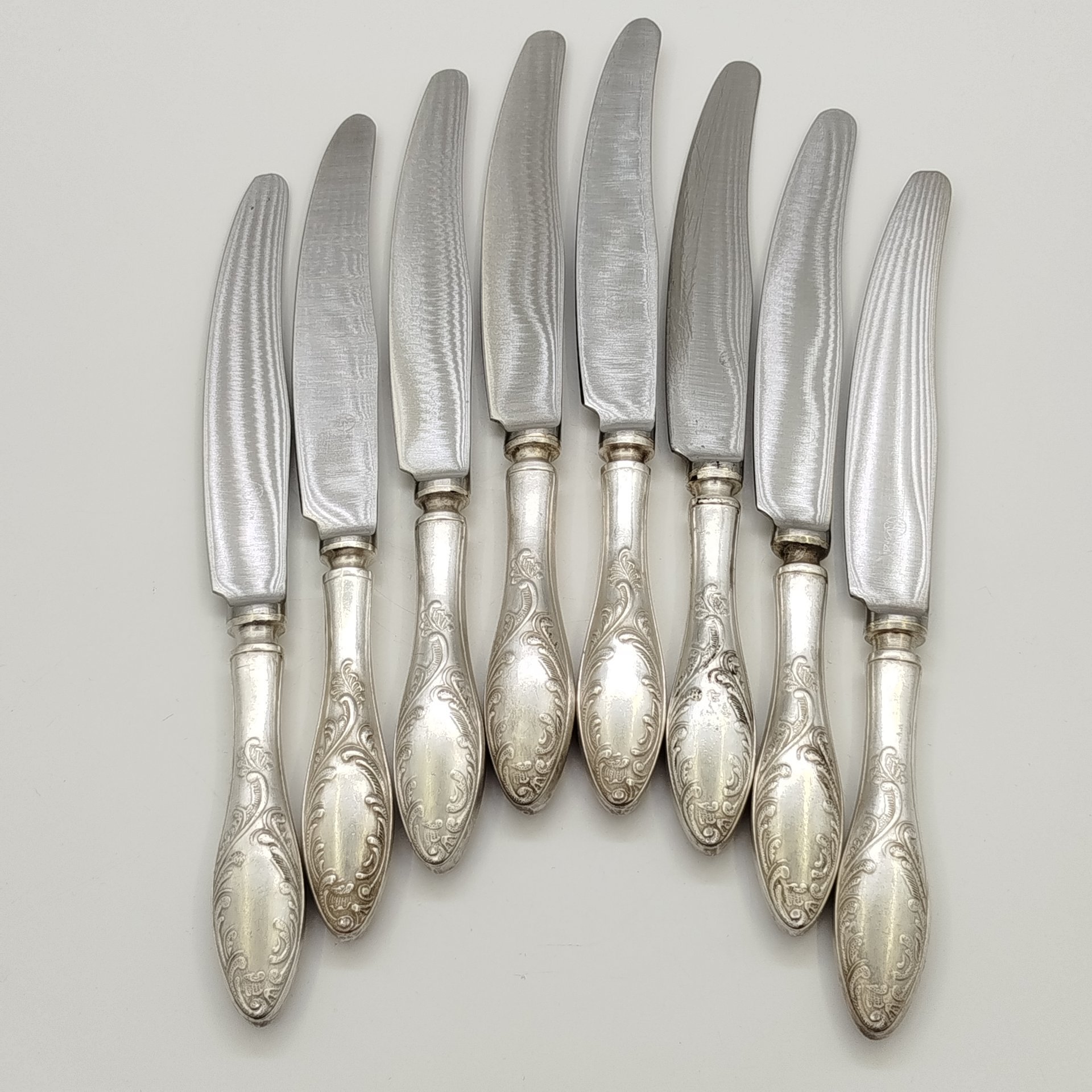 Набор столовых ножей с растительным декором на 8 персон, мНЦ (медь-никель-цинк), нержавеющая сталь, Оленегорский механический завод, СССР, 1960-1990 гг.