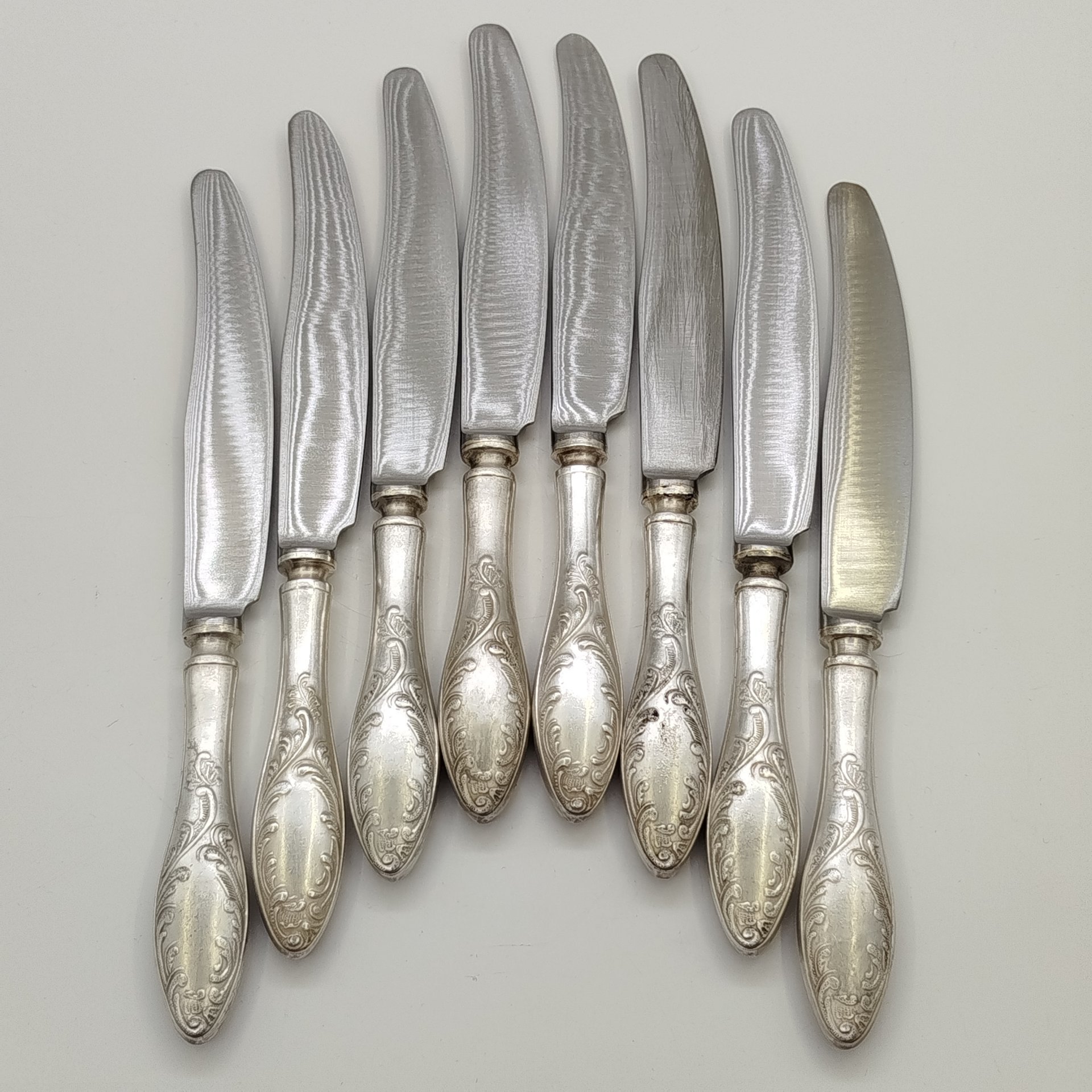 Набор столовых ножей с растительным декором на 8 персон, мНЦ (медь-никель-цинк), нержавеющая сталь, Оленегорский механический завод, СССР, 1960-1990 гг.
