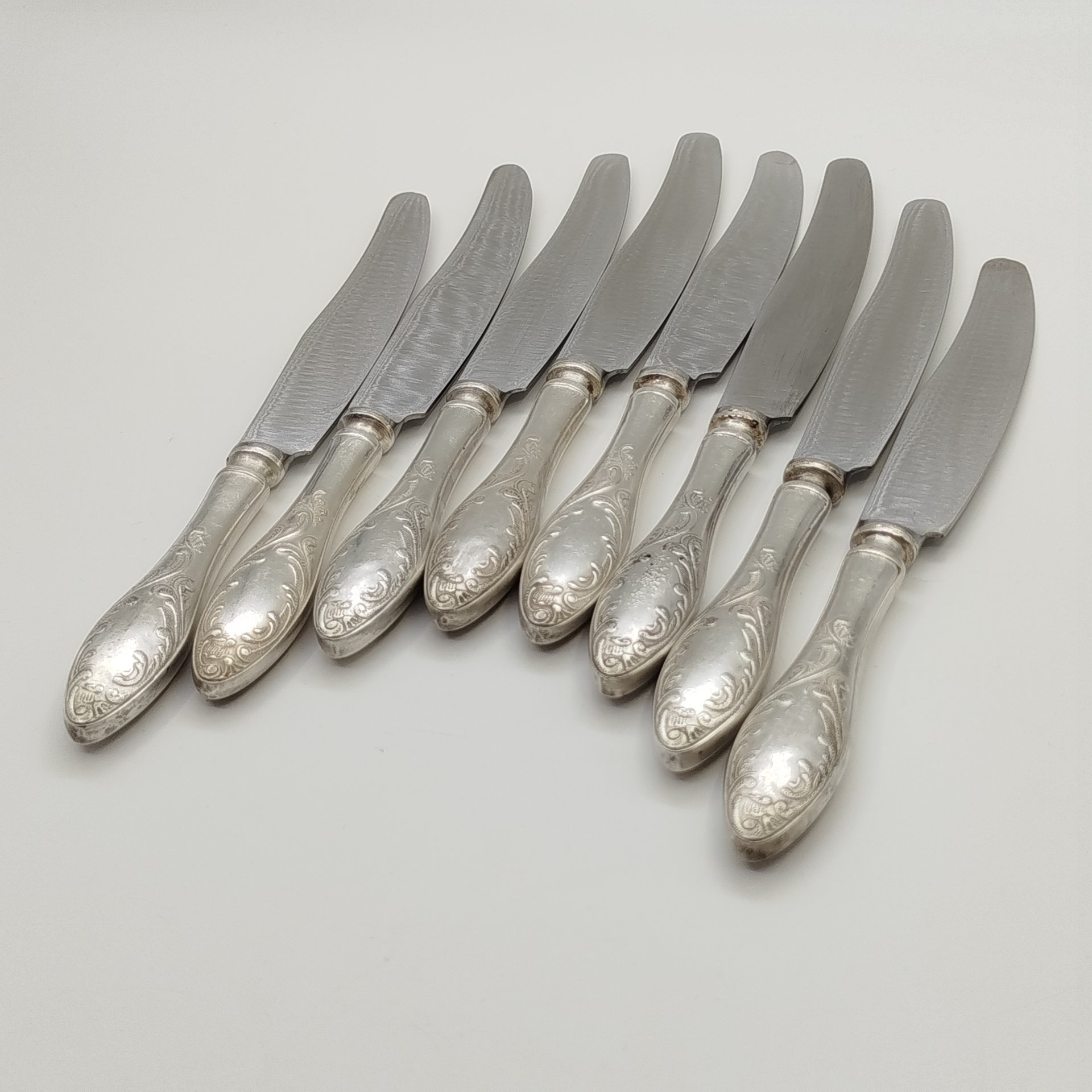 Набор столовых ножей с растительным декором на 8 персон, мНЦ (медь-никель-цинк), нержавеющая сталь, Оленегорский механический завод, СССР, 1960-1990 гг.