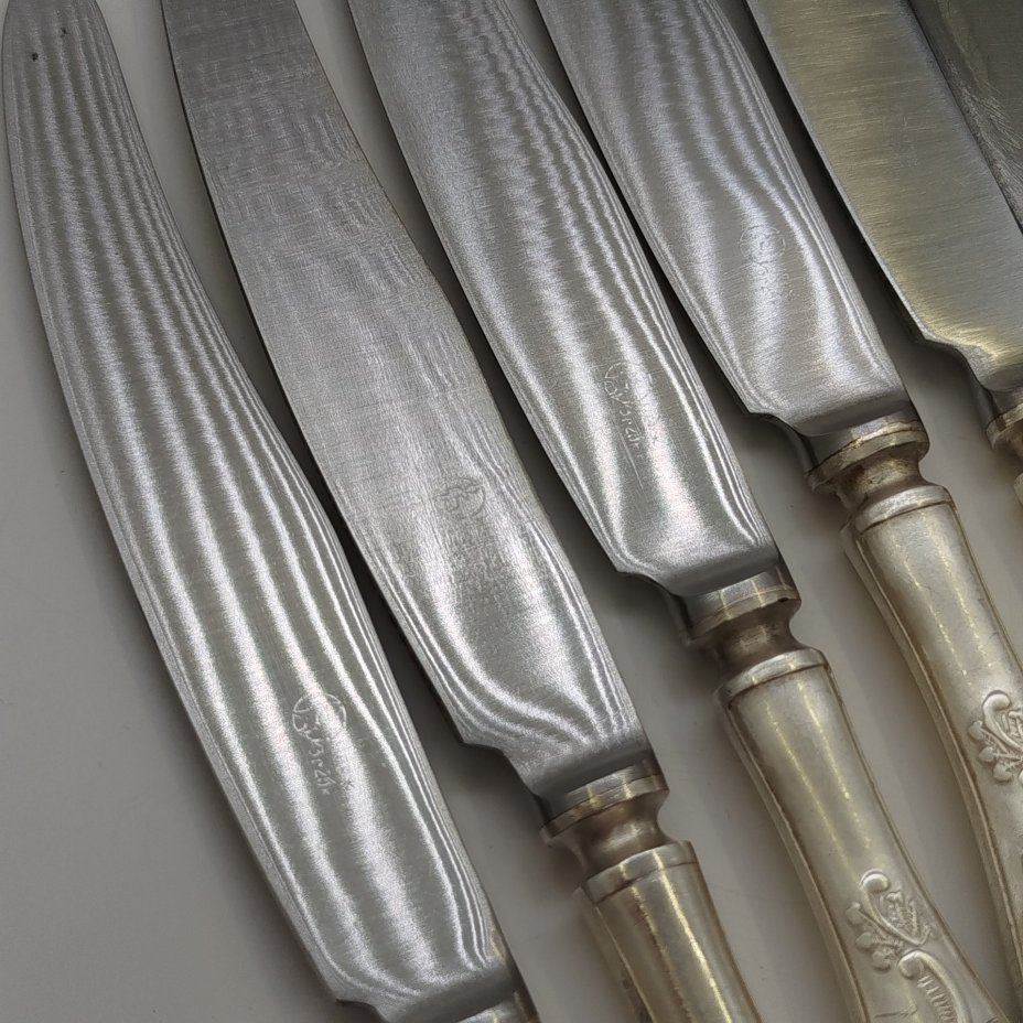 Набор столовых ножей с растительным декором на 8 персон, мНЦ (медь-никель-цинк), нержавеющая сталь, Оленегорский механический завод, СССР, 1960-1990 гг.