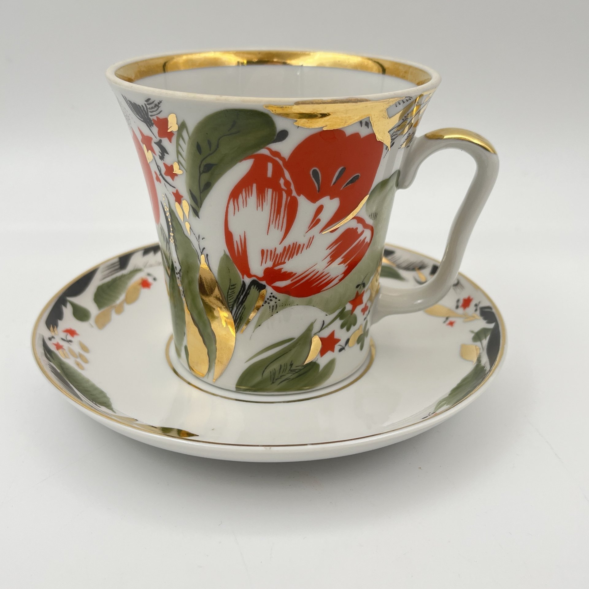 Бокал чайный "Красный тюльпан", автор Григорьева Л.И., фарфор, деколь, роспись, золочение, Ленинградский фарфоровый завод (ЛФЗ), СССР, 1970-1991 гг.