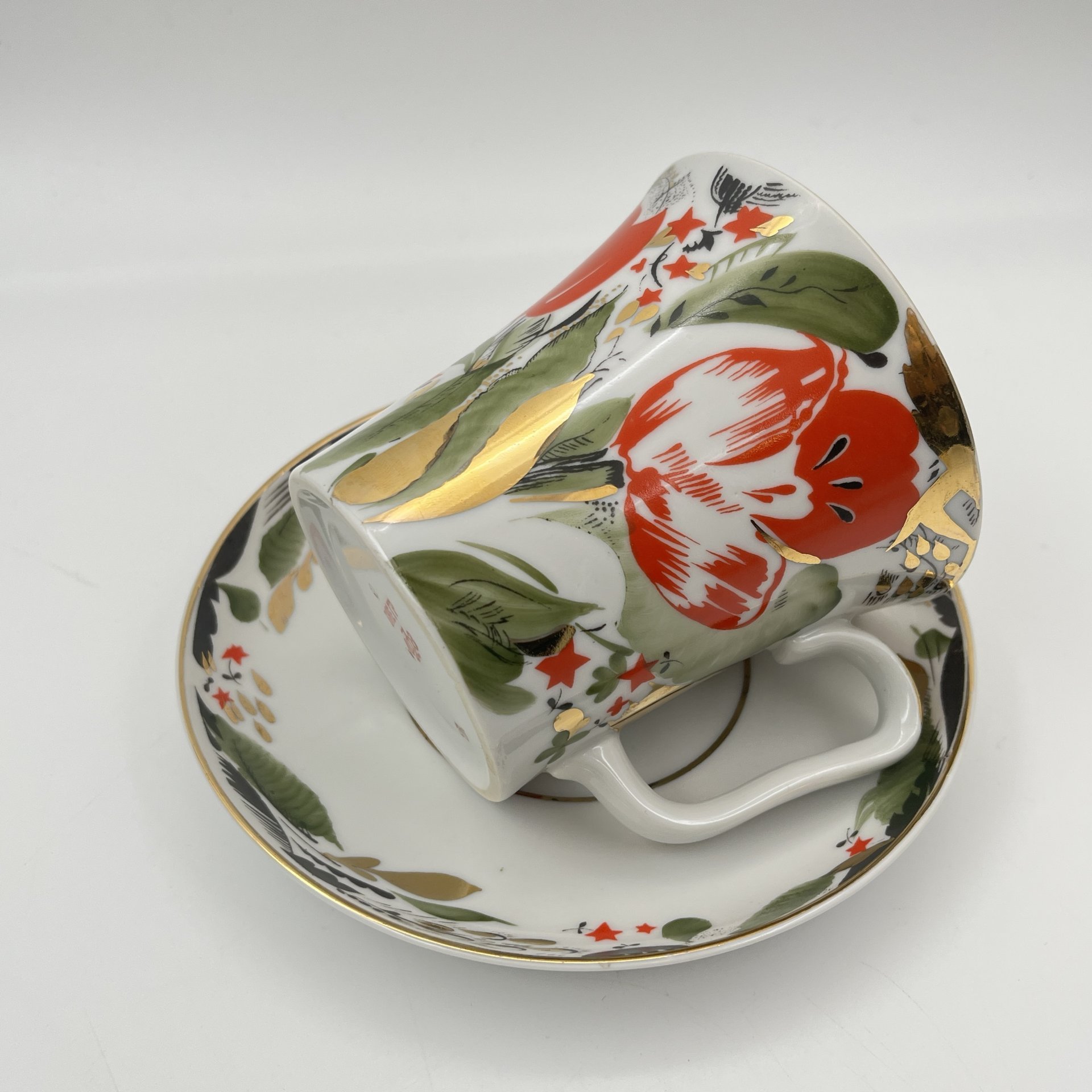 Бокал чайный "Красный тюльпан", автор Григорьева Л.И., фарфор, деколь, роспись, золочение, Ленинградский фарфоровый завод (ЛФЗ), СССР, 1970-1991 гг.