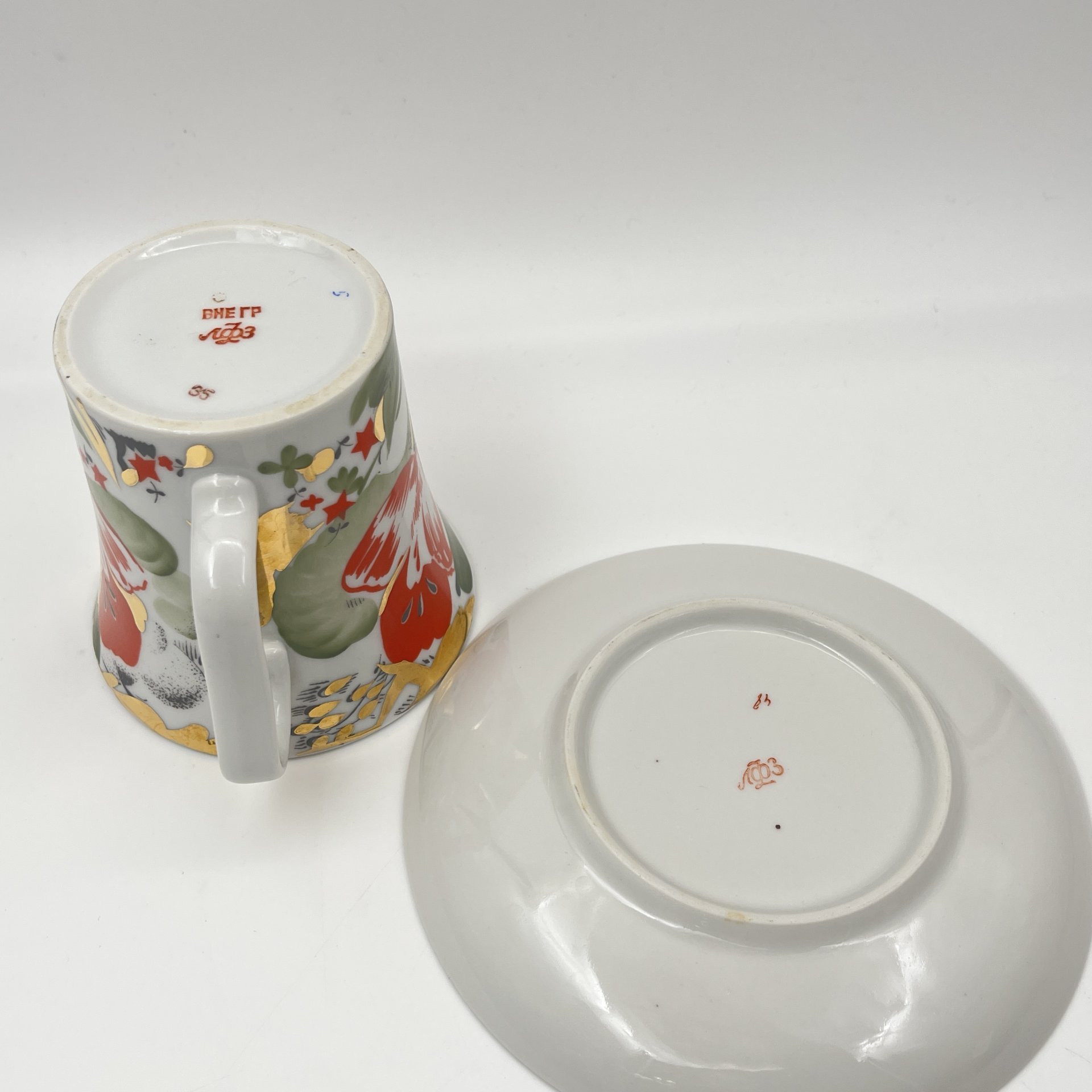 Бокал чайный "Красный тюльпан", автор Григорьева Л.И., фарфор, деколь, роспись, золочение, Ленинградский фарфоровый завод (ЛФЗ), СССР, 1970-1991 гг.