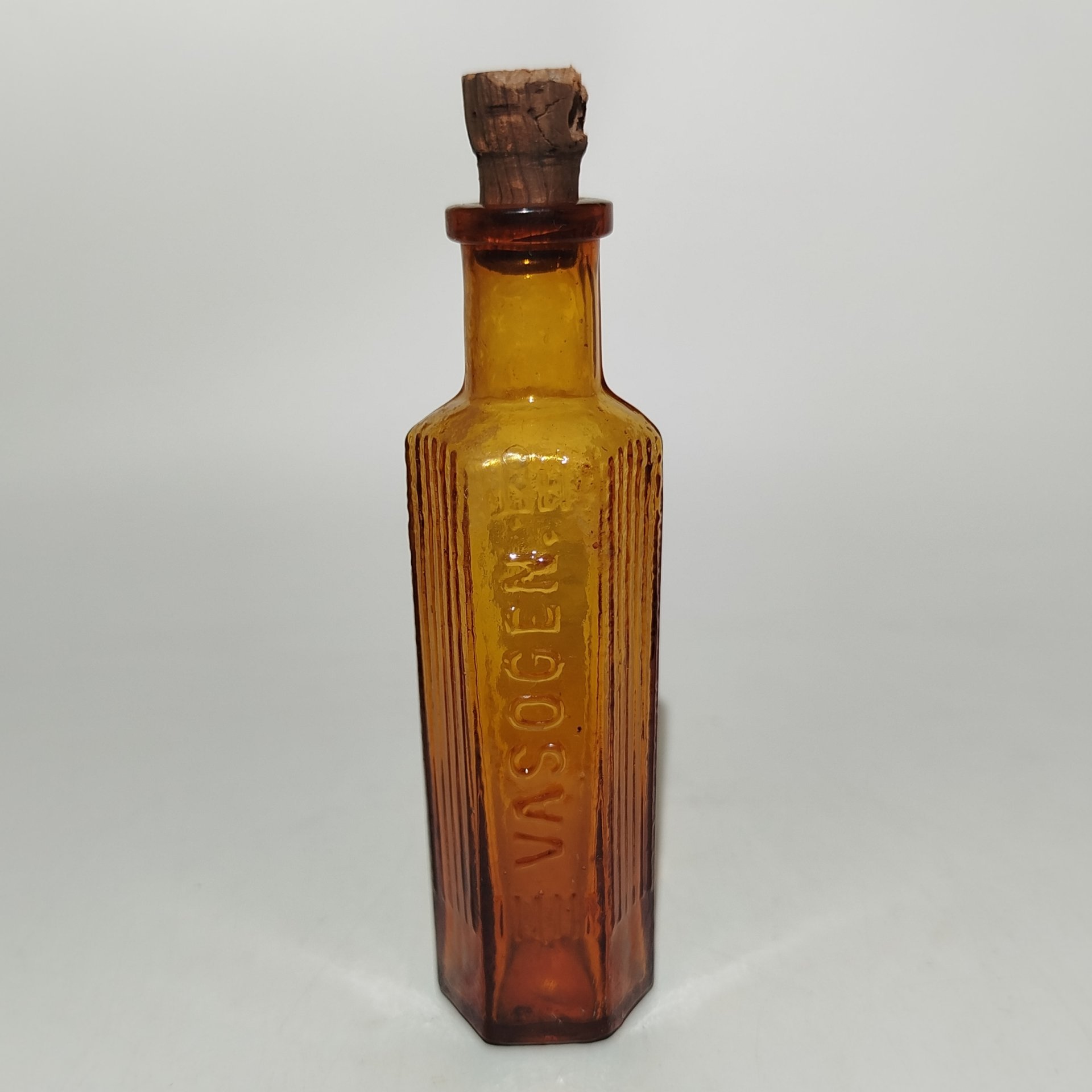 Флакон из-под препарата "Vasogen" ("Вазоген"), стекло, пробка, Западная Европа, 1893-1940 гг.