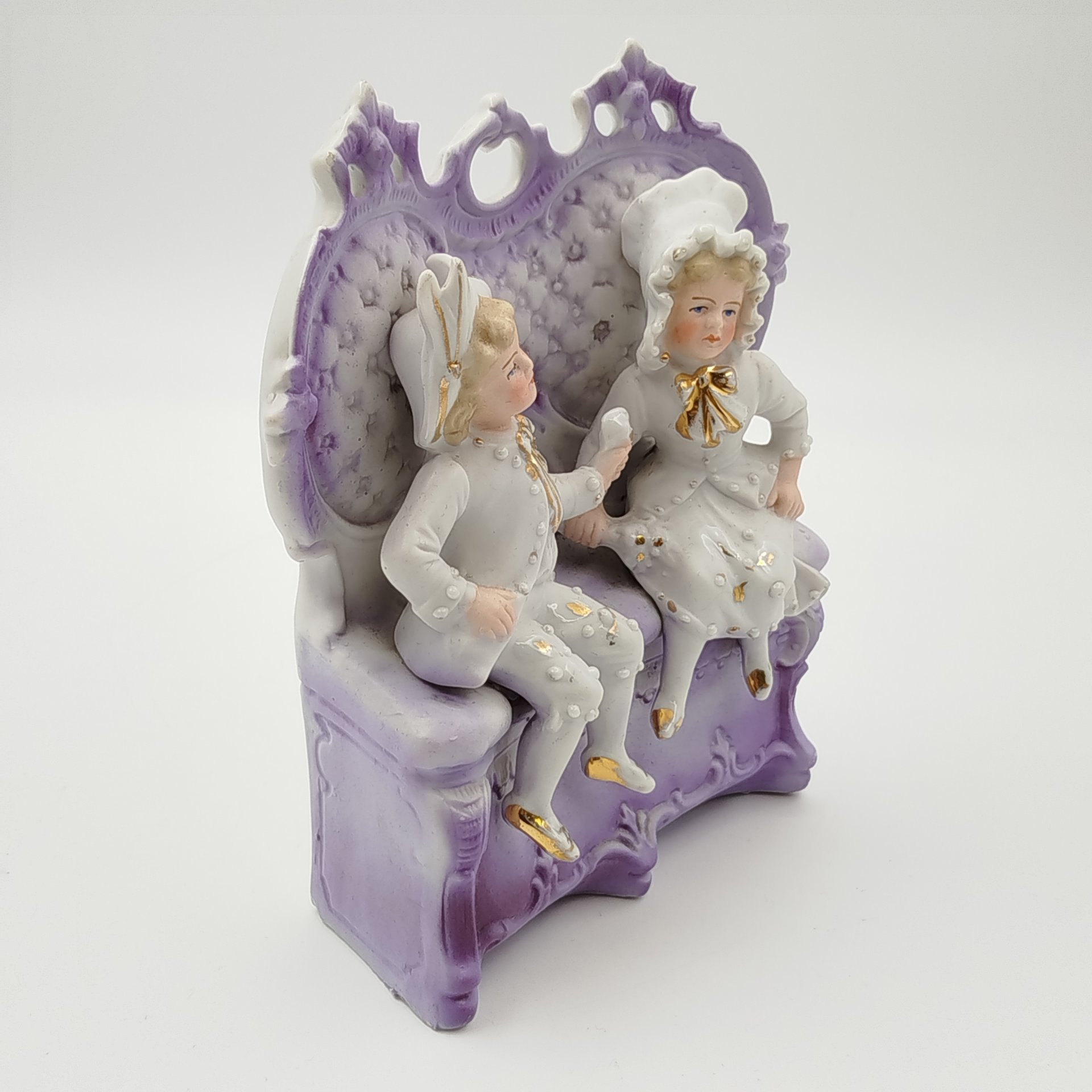 Статуэтка "Дети на кресле"