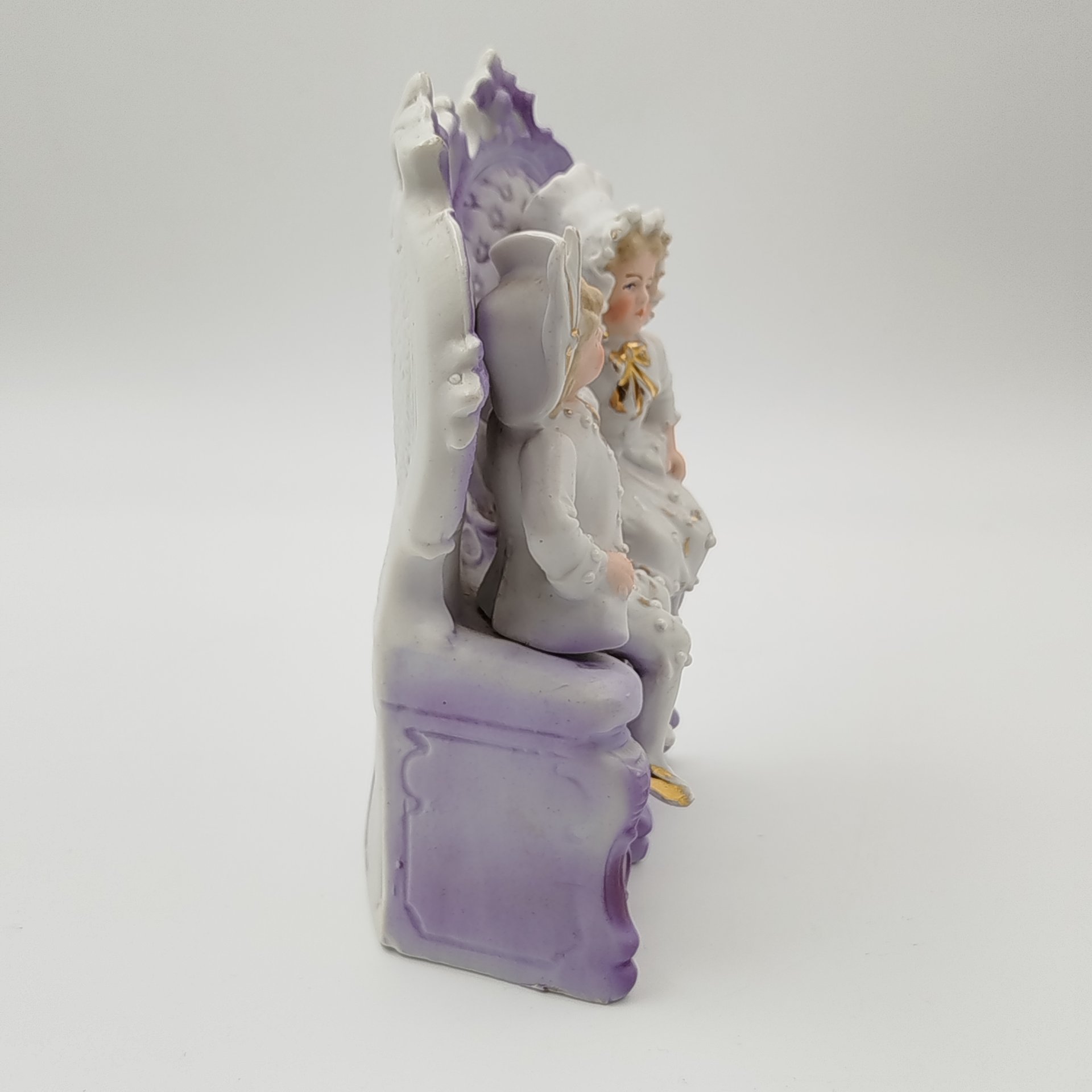 Статуэтка "Дети на кресле"