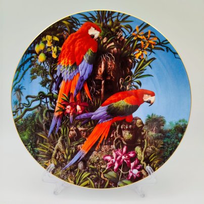 Тарелка декоративная настенная "Зеленокрылые ара" из коллекции "Хрупкий рай"