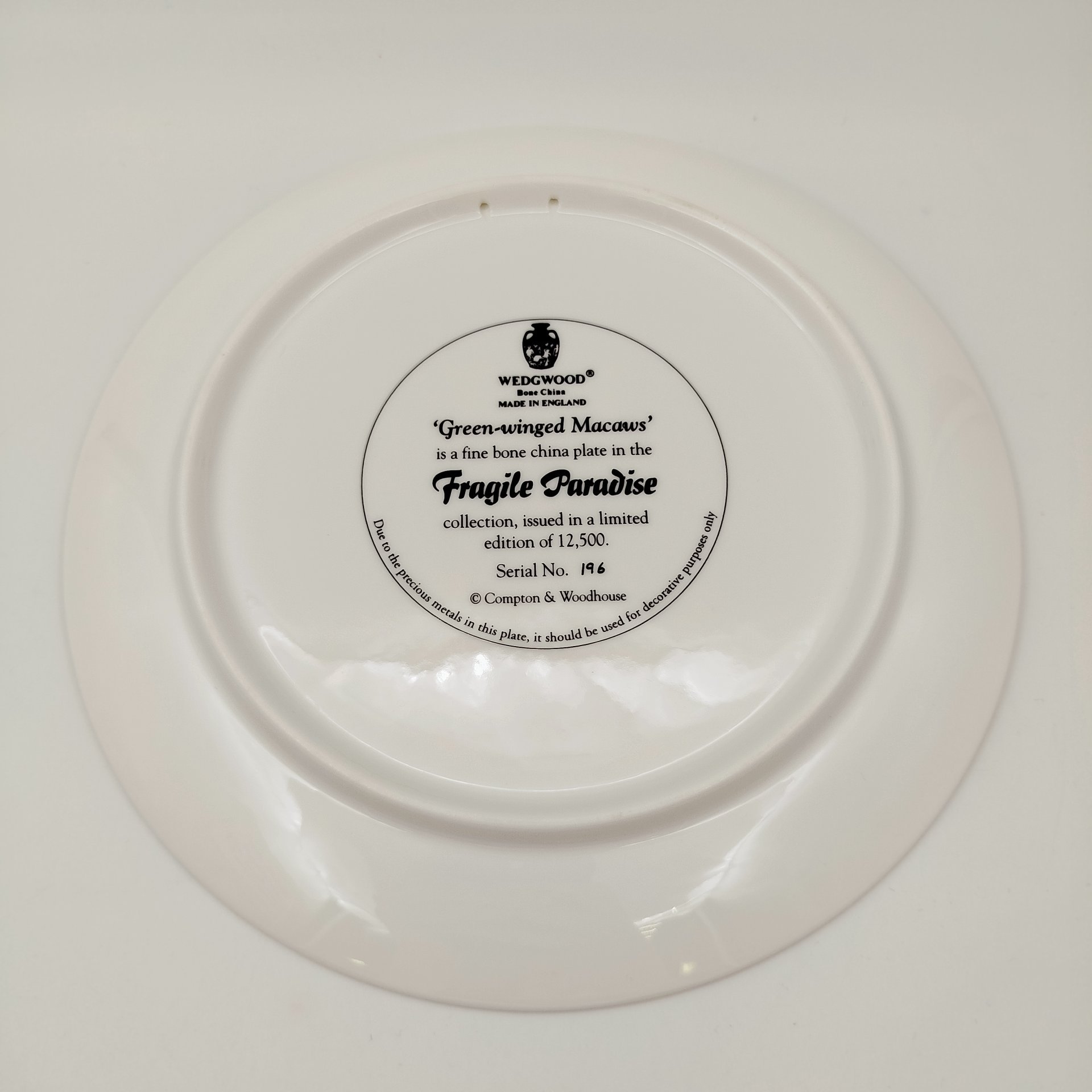 Тарелка декоративная настенная "Зеленокрылые ара" из коллекции "Хрупкий рай"