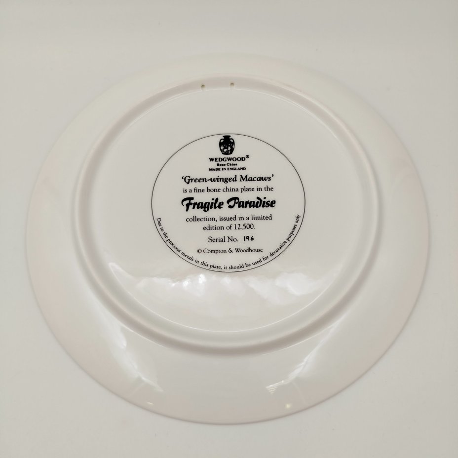 Тарелка декоративная настенная "Зеленокрылые ара" из коллекции "Хрупкий рай"