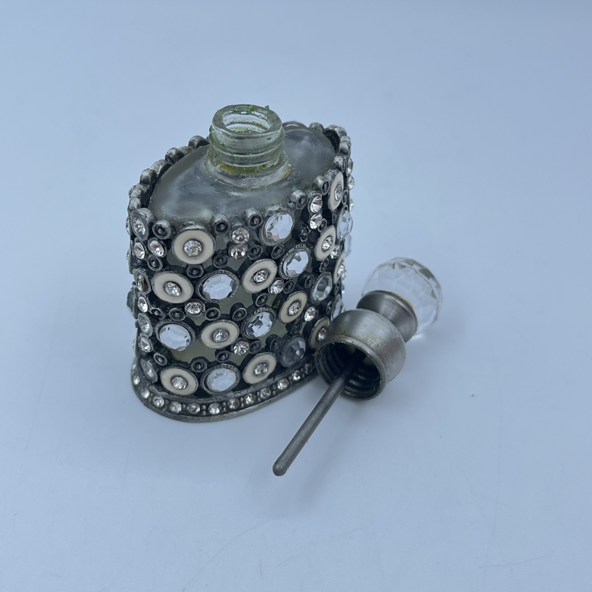 Флакон парфюмерный винтажный в оплетке, стекло, металл, эмаль, Европа, 1970-2000 гг.