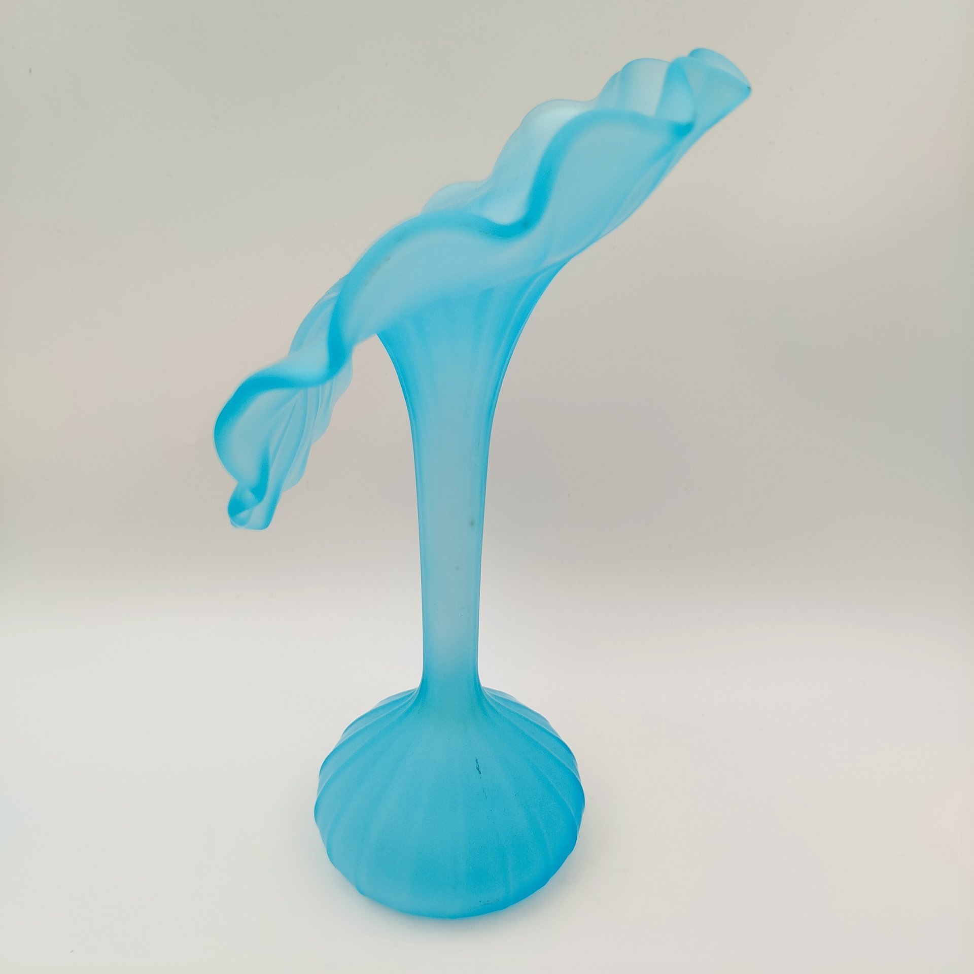 Ваза нежно-голубого оттенка в виде цветка орхидеи, Leonardo (?), стекло, матирование, Западная Европа, 1990-2010 гг.
