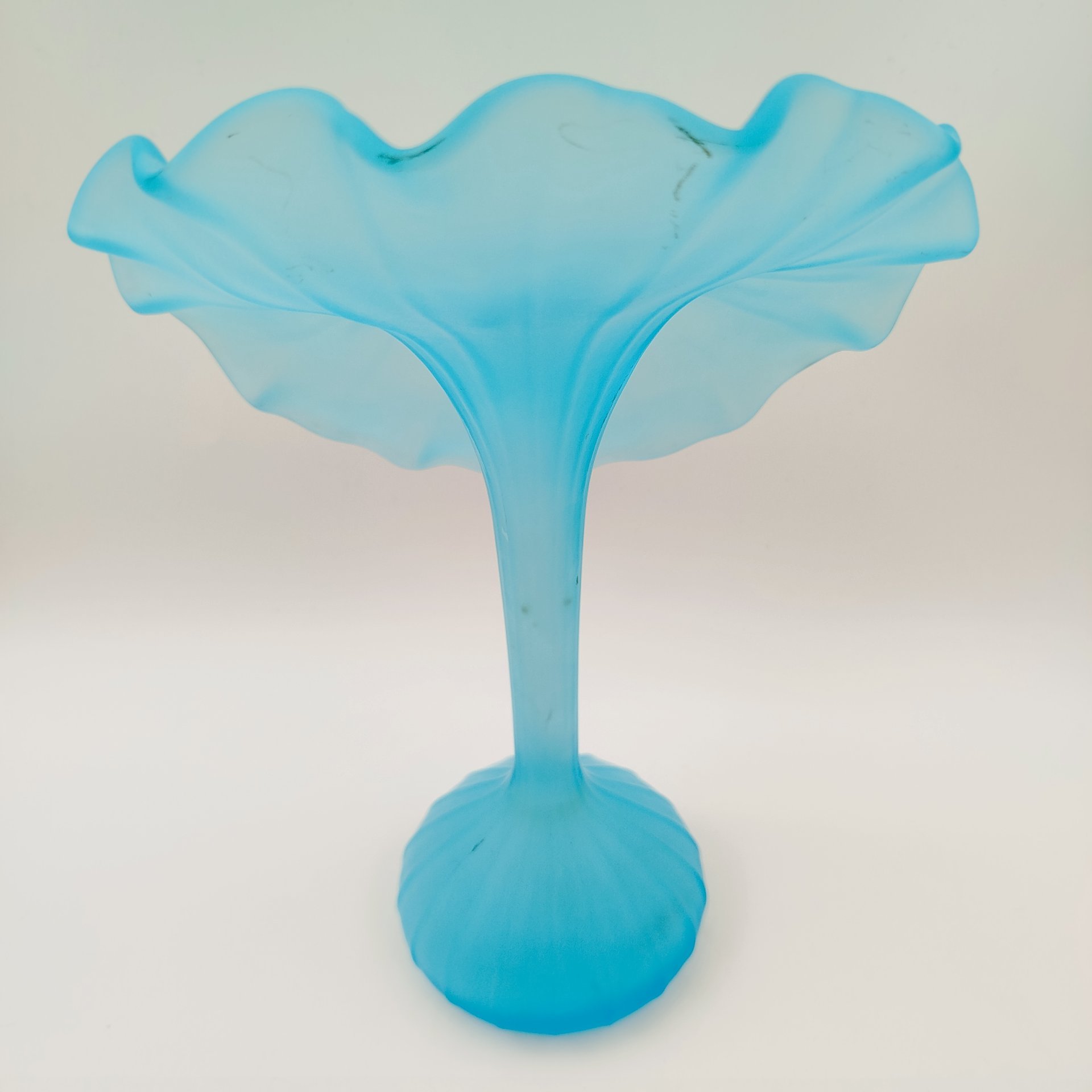 Ваза нежно-голубого оттенка в виде цветка орхидеи, Leonardo (?), стекло, матирование, Западная Европа, 1990-2010 гг.