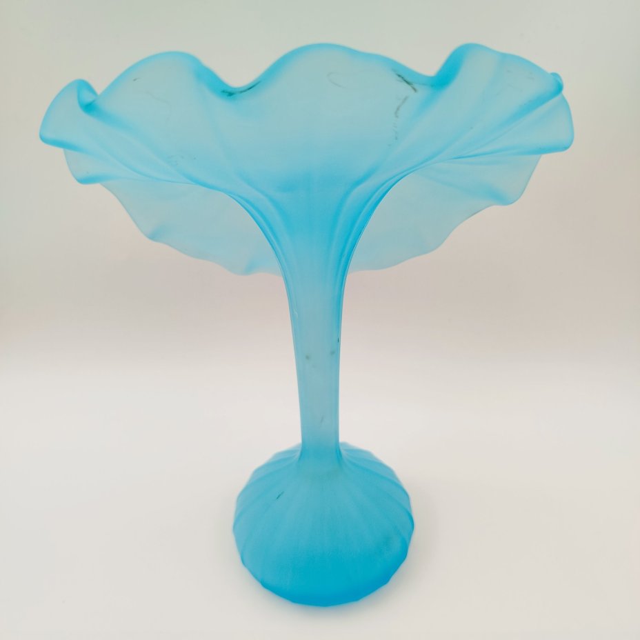 Ваза нежно-голубого оттенка в виде цветка орхидеи, Leonardo (?)