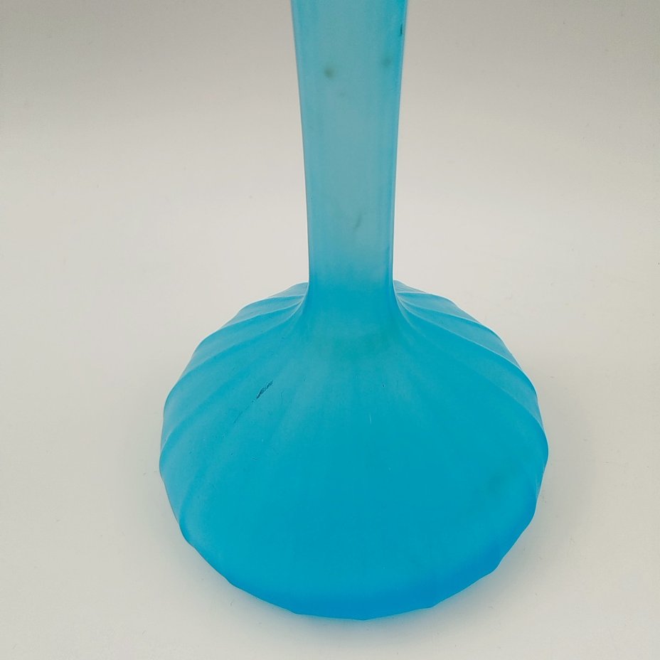 Ваза нежно-голубого оттенка в виде цветка орхидеи, Leonardo (?)