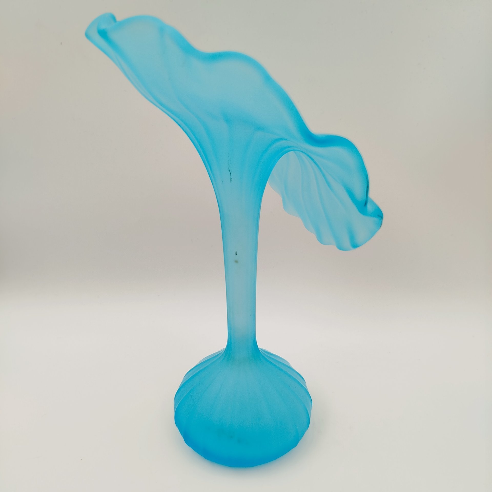 Ваза нежно-голубого оттенка в виде цветка орхидеи, Leonardo (?), стекло, матирование, Западная Европа, 1990-2010 гг.