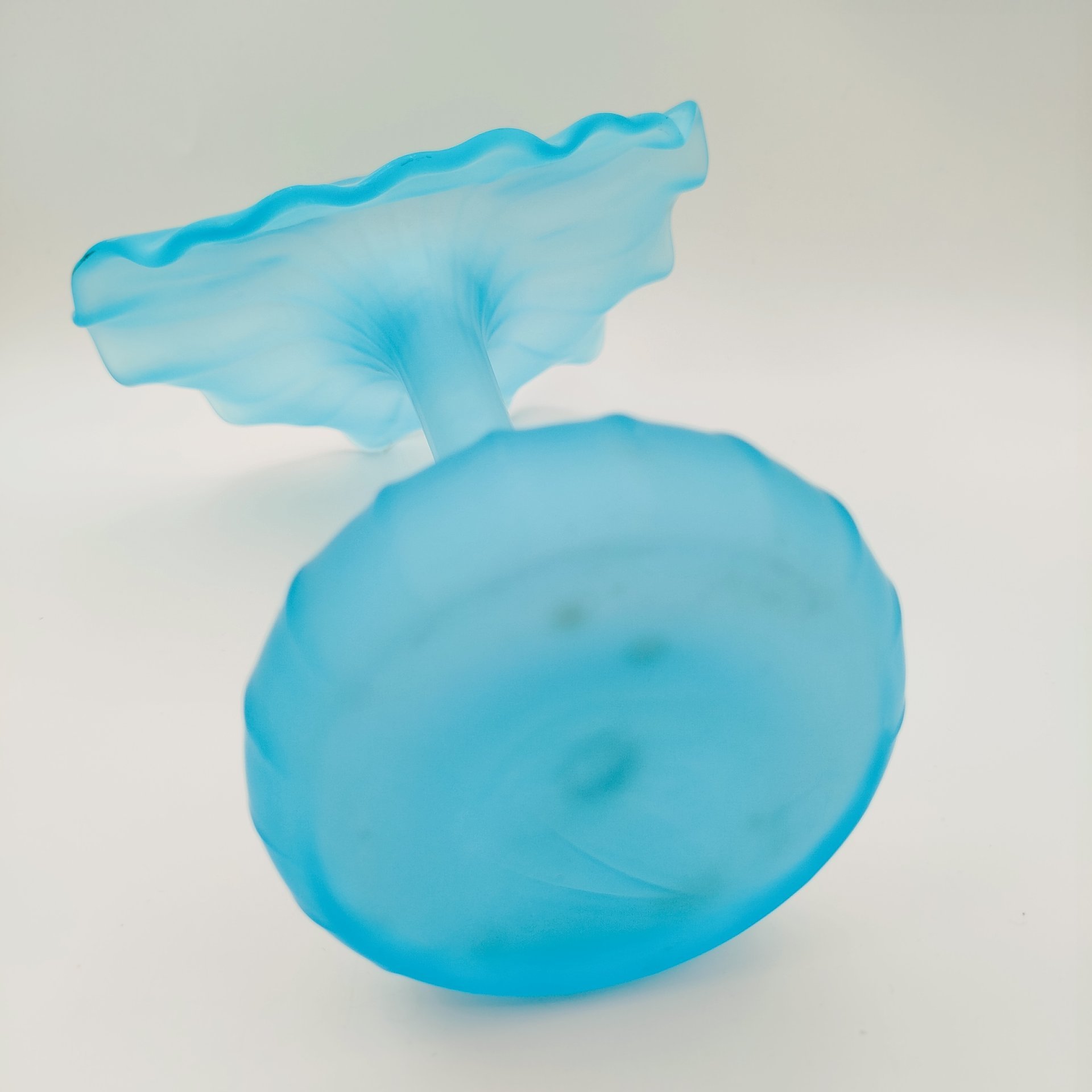 Ваза нежно-голубого оттенка в виде цветка орхидеи, Leonardo (?), стекло, матирование, Западная Европа, 1990-2010 гг.