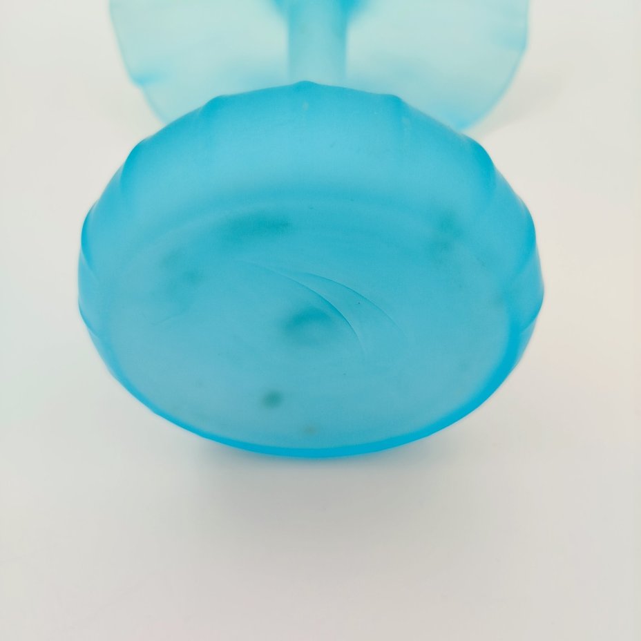 Ваза нежно-голубого оттенка в виде цветка орхидеи, Leonardo (?)