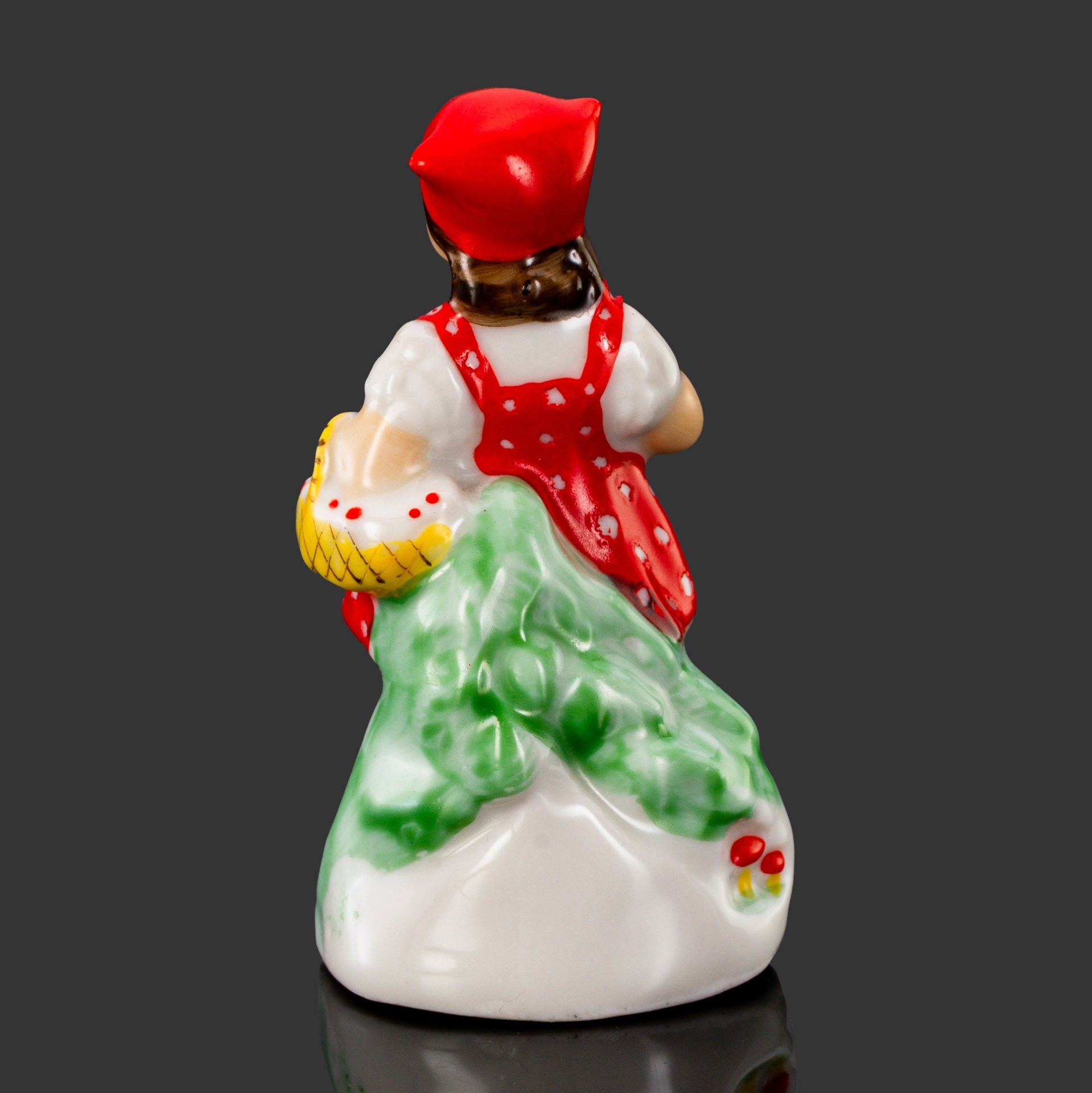 Статуэтка миниатюрная "Красная шапочка", автор Л.К. Клименкова-Краузе, фарфор, роспись, Первомайский фарфоровый завод (Песочное), СССР, 1950-1952 гг.