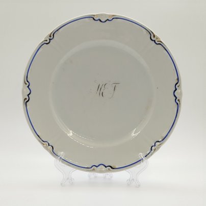 Тарелка обеденная с фигурным краем и каймой синего цвета, фарфор, обводка, золочение, Российская империя, 1890-1917 гг.