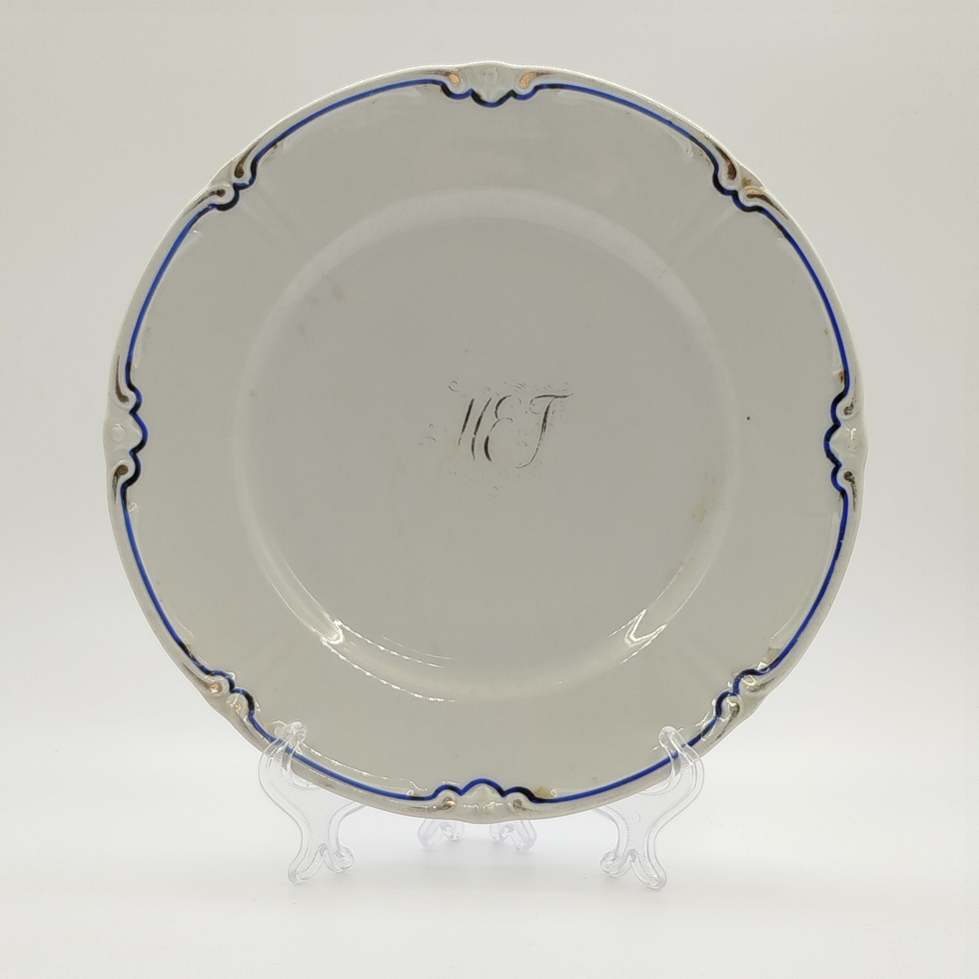 Тарелка обеденная с фигурным краем и каймой синего цвета, фарфор, обводка, золочение, Российская империя, 1890-1917 гг.