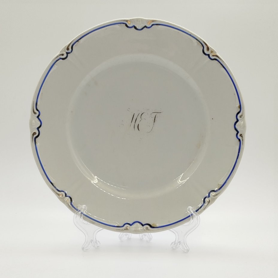 Тарелка обеденная с фигурным краем и каймой синего цвета, фарфор, обводка, золочение, Российская империя, 1890-1917 гг.