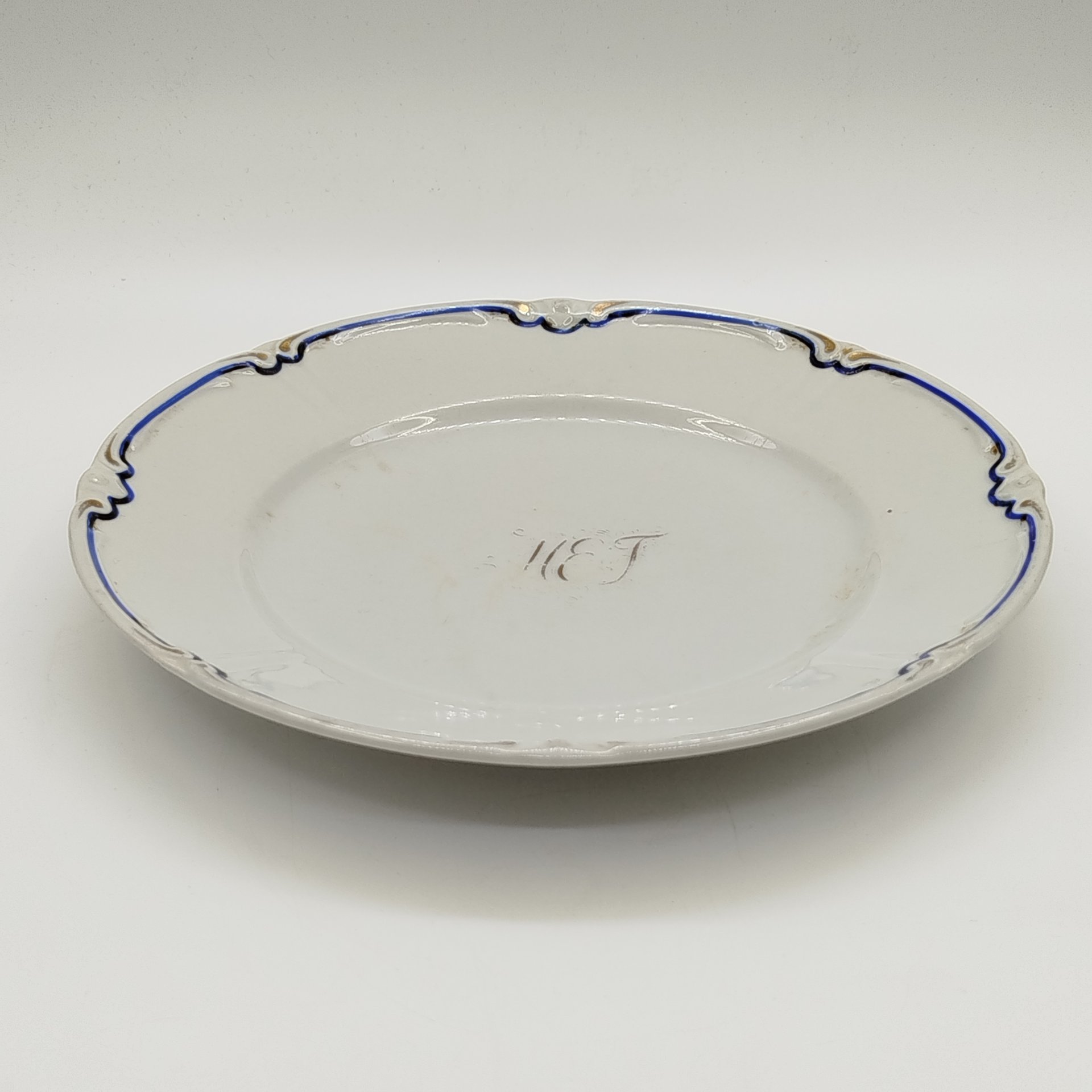 Тарелка обеденная с фигурным краем и каймой синего цвета, фарфор, обводка, золочение, Российская империя, 1890-1917 гг.