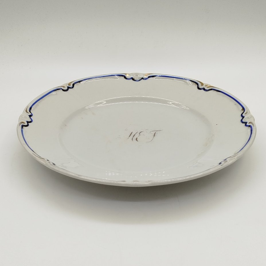 Тарелка обеденная с фигурным краем и каймой синего цвета