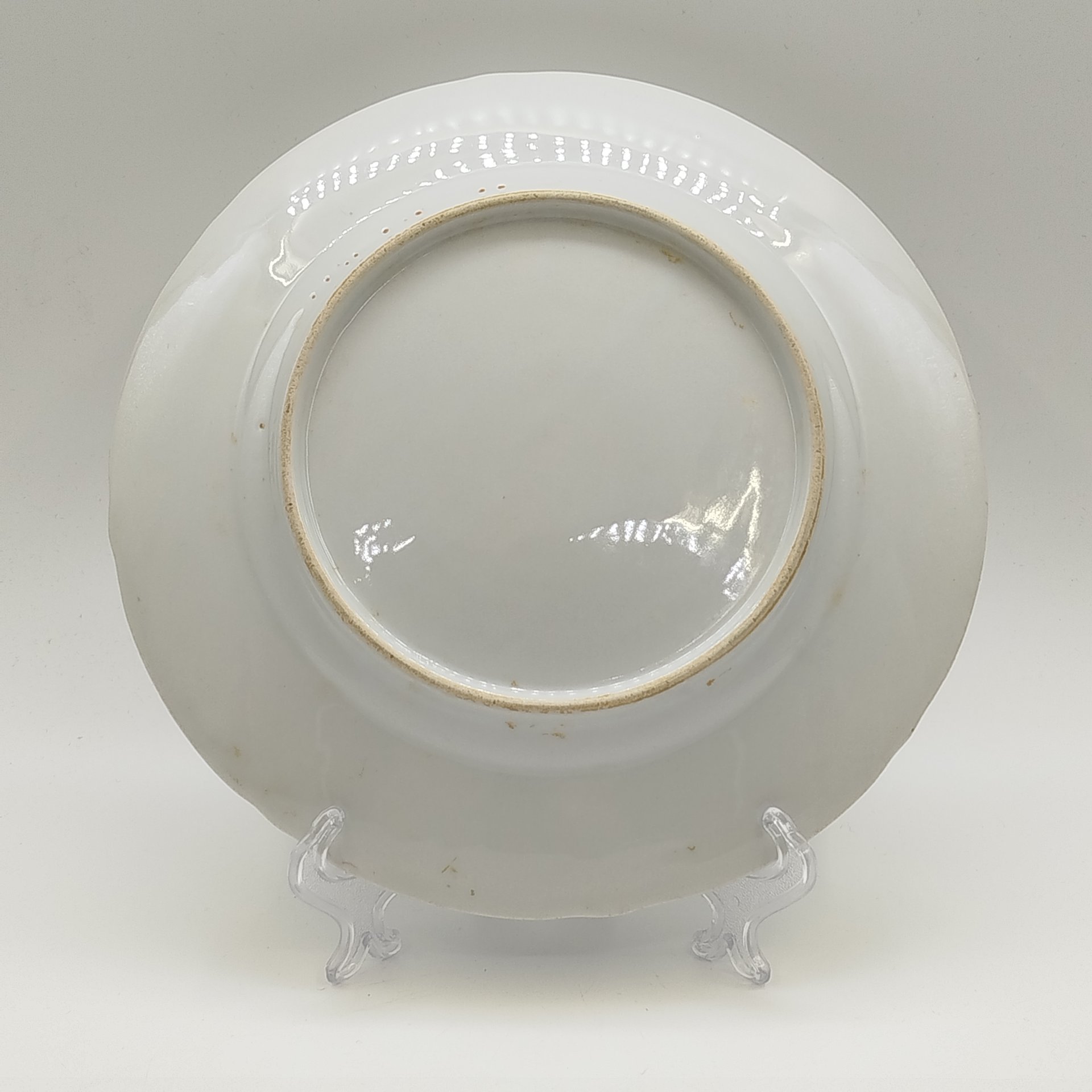 Тарелка обеденная с фигурным краем и каймой синего цвета, фарфор, обводка, золочение, Российская империя, 1890-1917 гг.