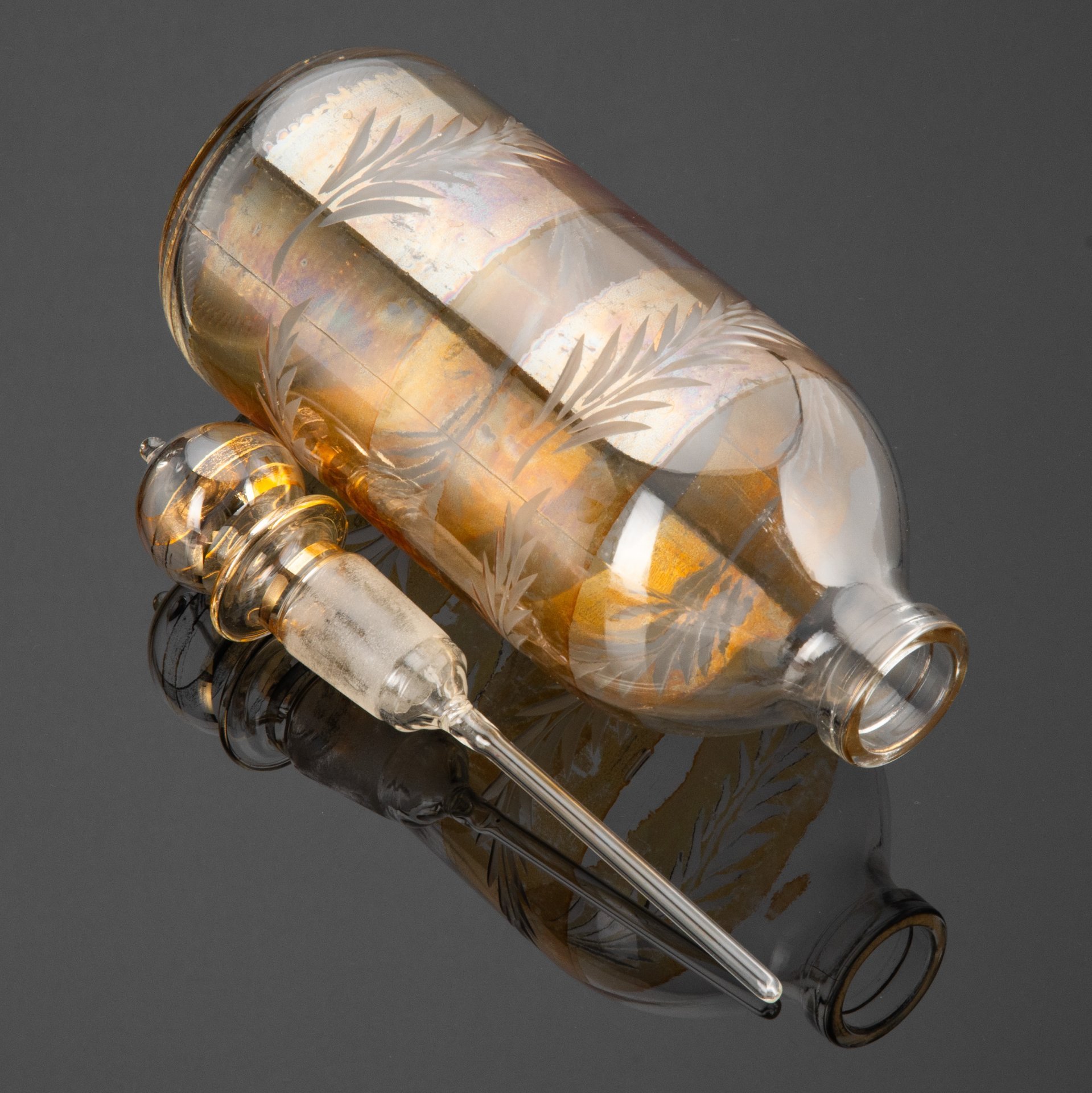 Косметический флакон для духов со стеклянной пипеткой, украшенный резным растительным декором