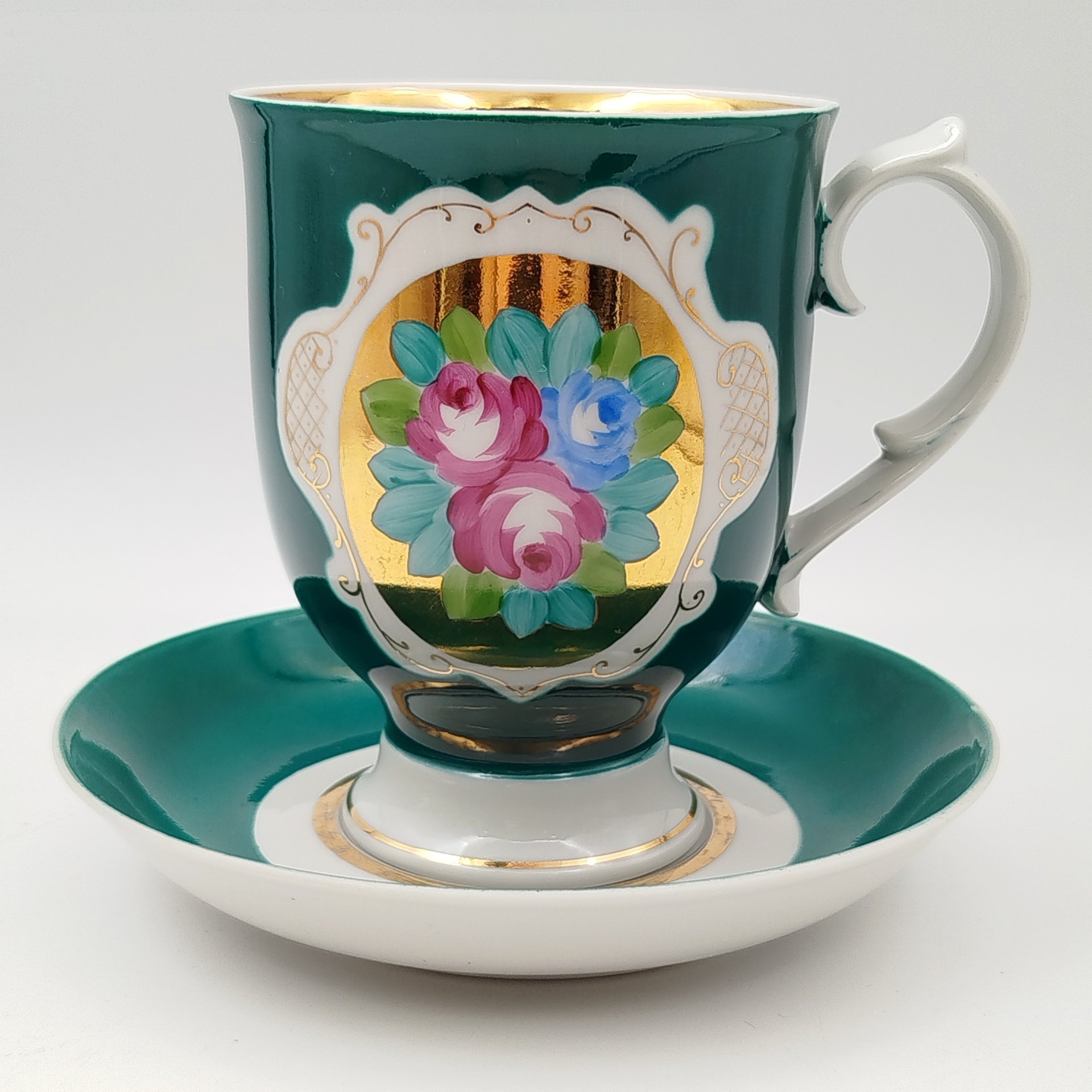 Чайный бокал, украшенный цветочной композицией в резерве, автор росписи С.Е. Медведев (предположительно)