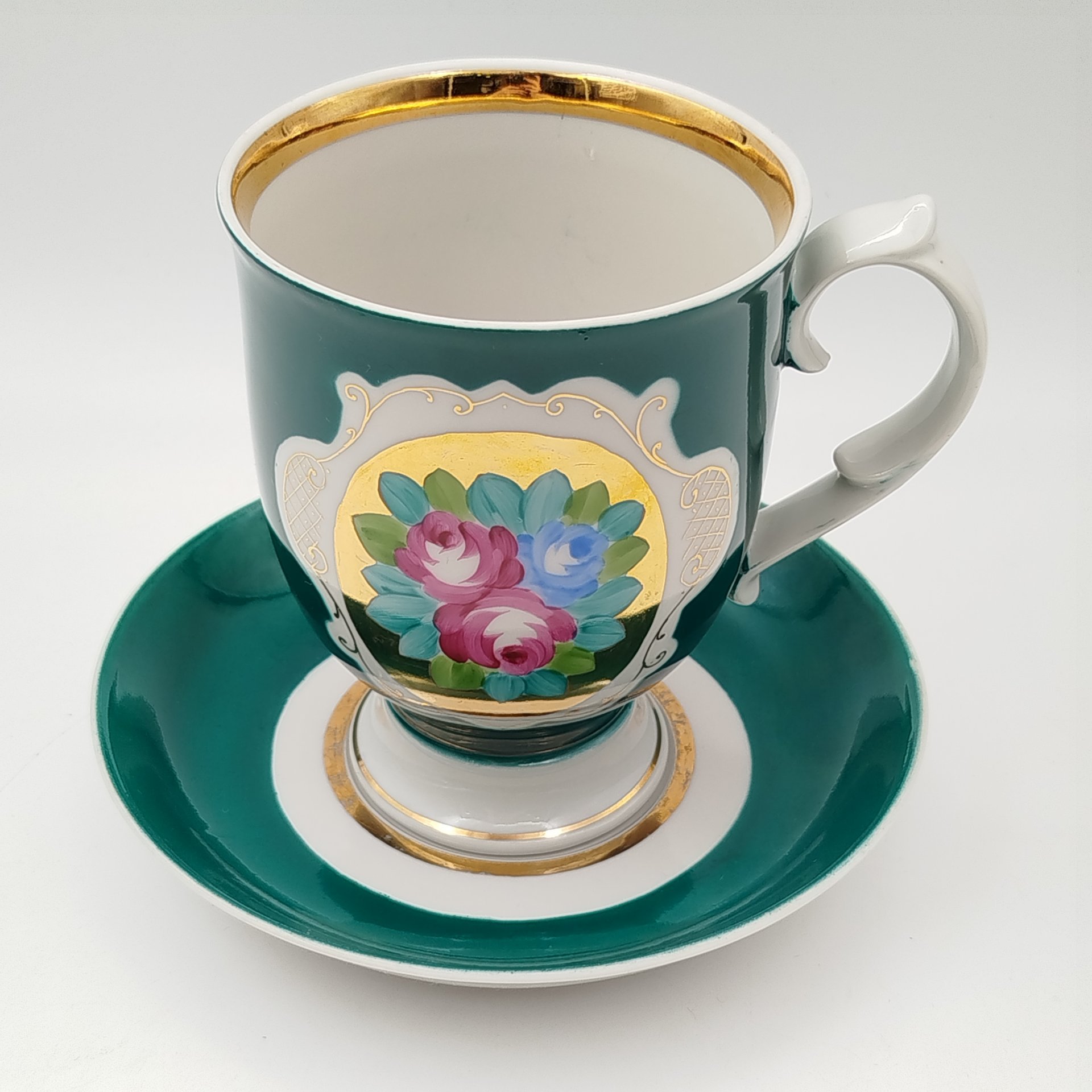 Чайный бокал, украшенный цветочной композицией в резерве, автор росписи С.Е. Медведев (предположительно)