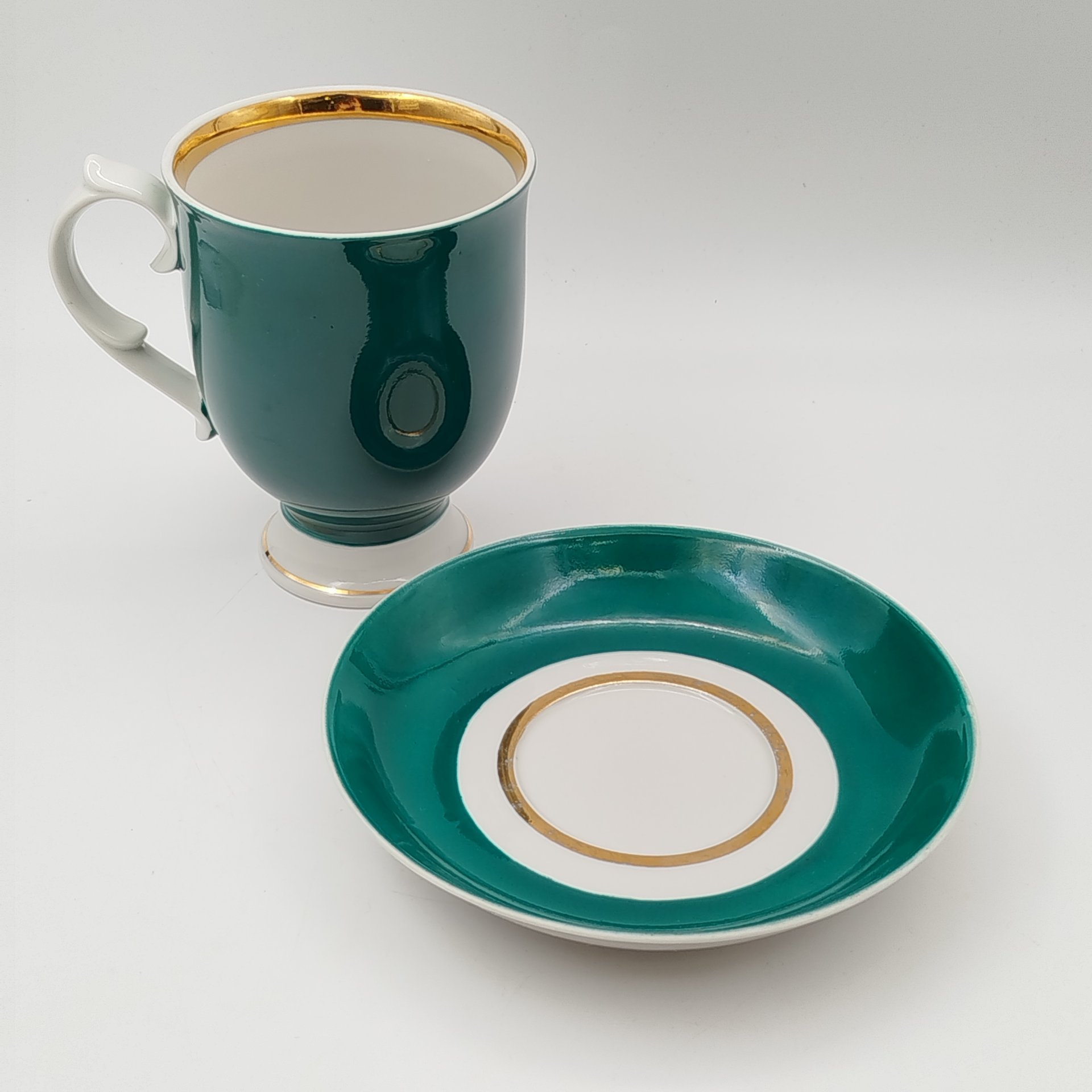 Чайный бокал, украшенный цветочной композицией в резерве, автор росписи С.Е. Медведев (предположительно)