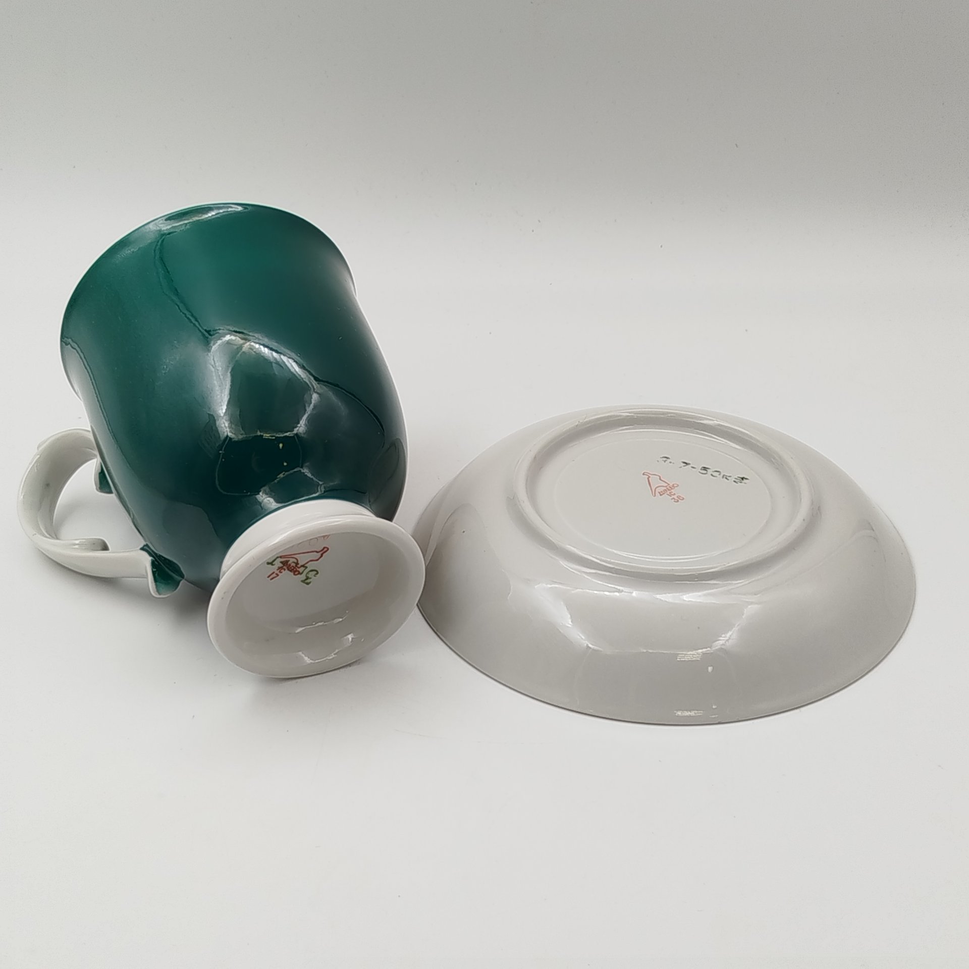 Чайный бокал, украшенный цветочной композицией в резерве, автор росписи С.Е. Медведев (предположительно)