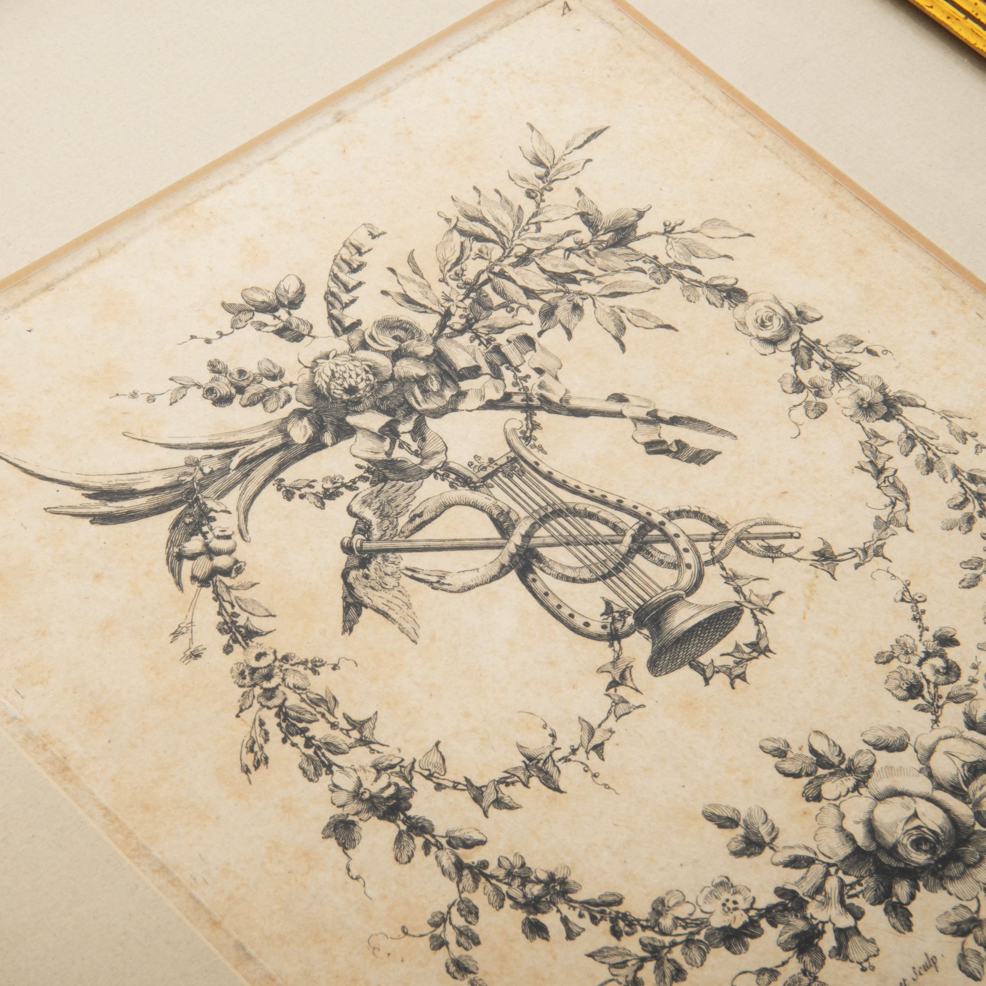Гравюра по рисунку Пьера-Габриеля Берто (Berthault, Pierre-Gabriel, 1737-1831 гг.) с изображением декоративной композиции в виде цветочной гирлянды, лиры и кадуцея в паспарту и застеклённой раме, Издание Жак-Франсуа Шеро (Jacques-François Chéreau)