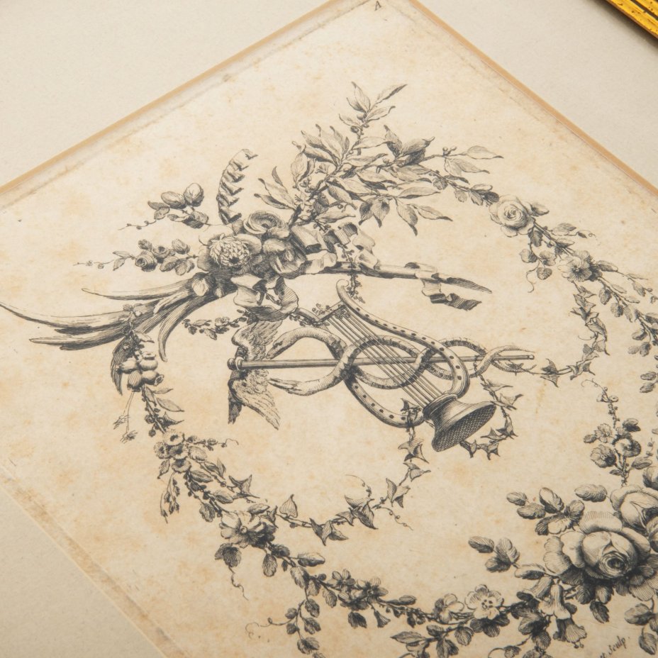 Гравюра по рисунку Пьера-Габриеля Берто (Berthault, Pierre-Gabriel, 1737-1831 гг.) с изображением декоративной композиции в виде цветочной гирлянды, лиры и кадуцея в паспарту и застеклённой раме, Издание Жак-Франсуа Шеро (Jacques-François Chéreau)