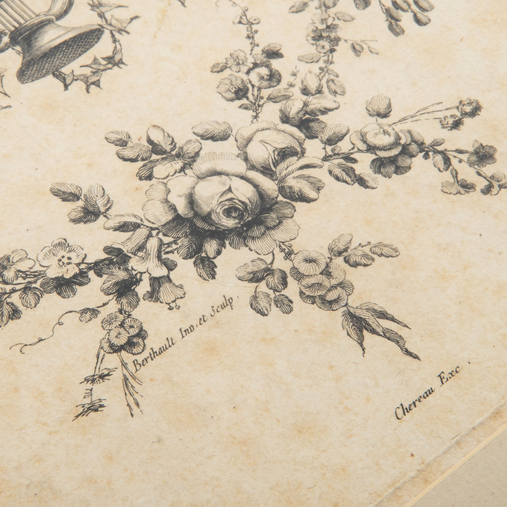 Гравюра по рисунку Пьера-Габриеля Берто (Berthault, Pierre-Gabriel, 1737-1831 гг.) с изображением декоративной композиции в виде цветочной гирлянды, лиры и кадуцея в паспарту и застеклённой раме, Издание Жак-Франсуа Шеро (Jacques-François Chéreau)