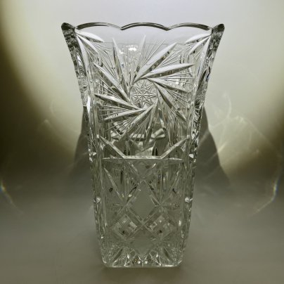 Ваза квадратной формы, украшенная рельефным резным декором