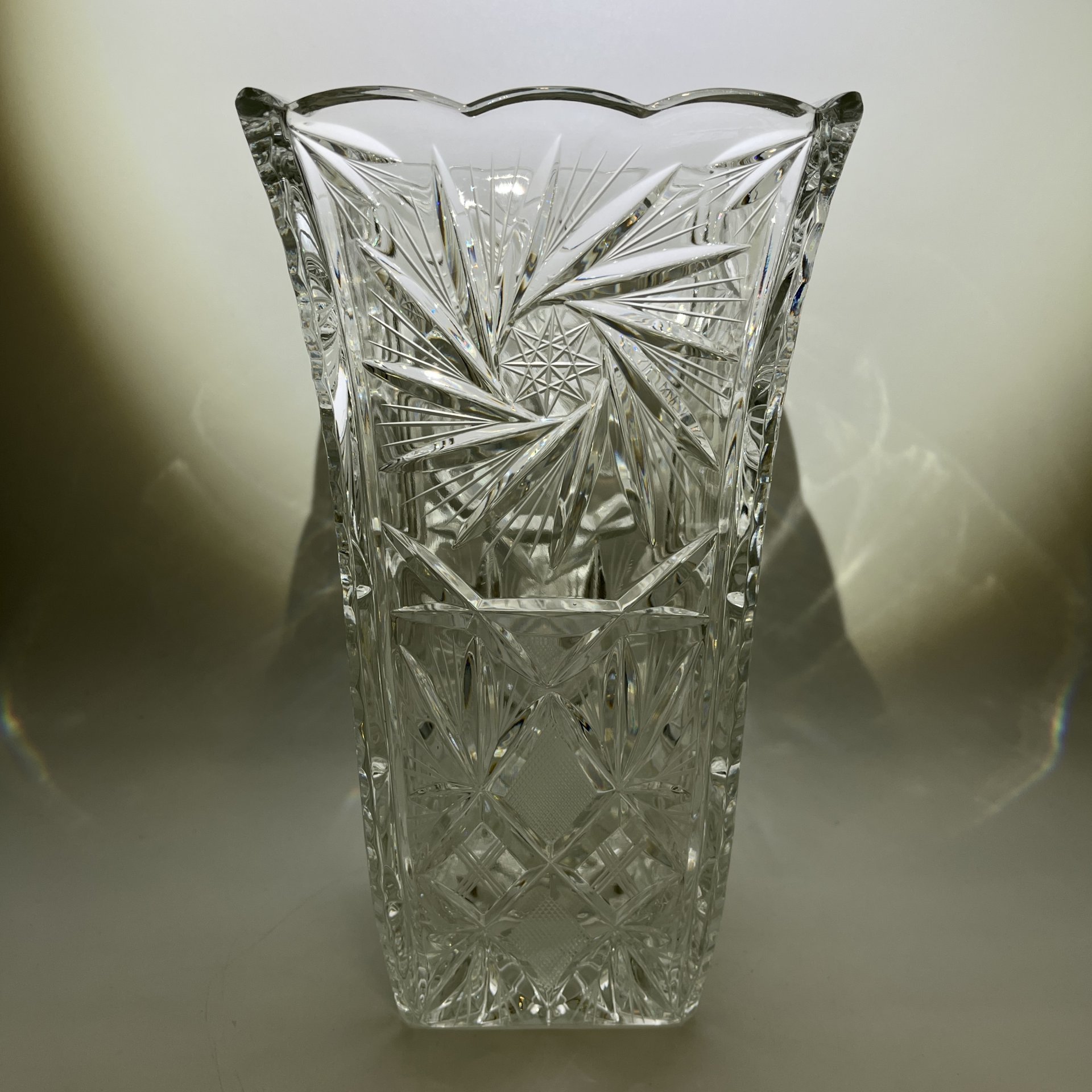 Ваза квадратной формы, украшенная рельефным резным декором