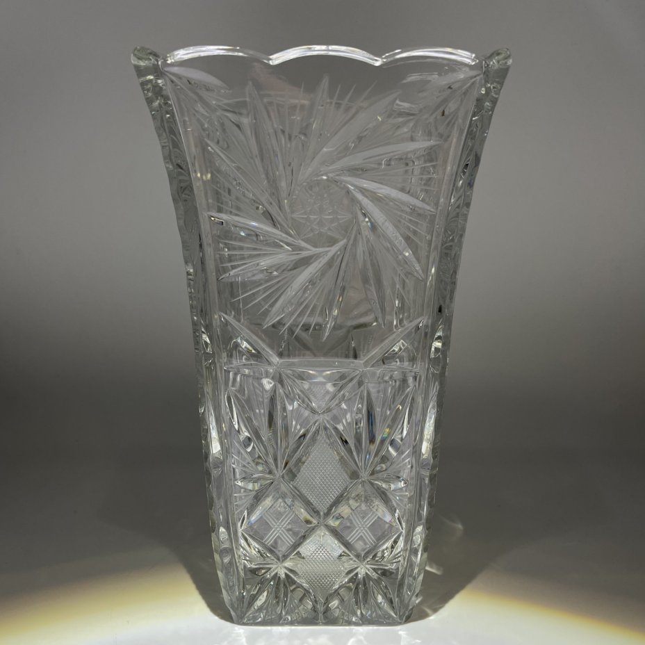 Ваза квадратной формы, украшенная рельефным резным декором