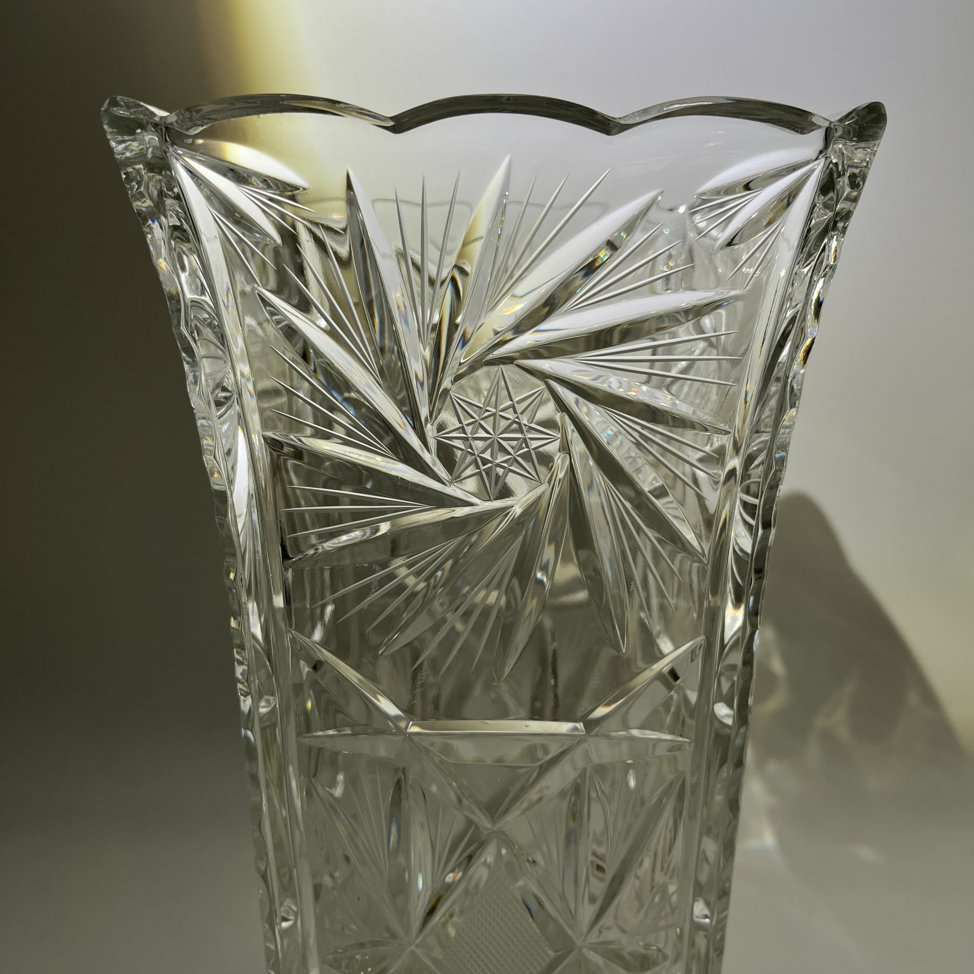 Ваза квадратной формы, украшенная рельефным резным декором