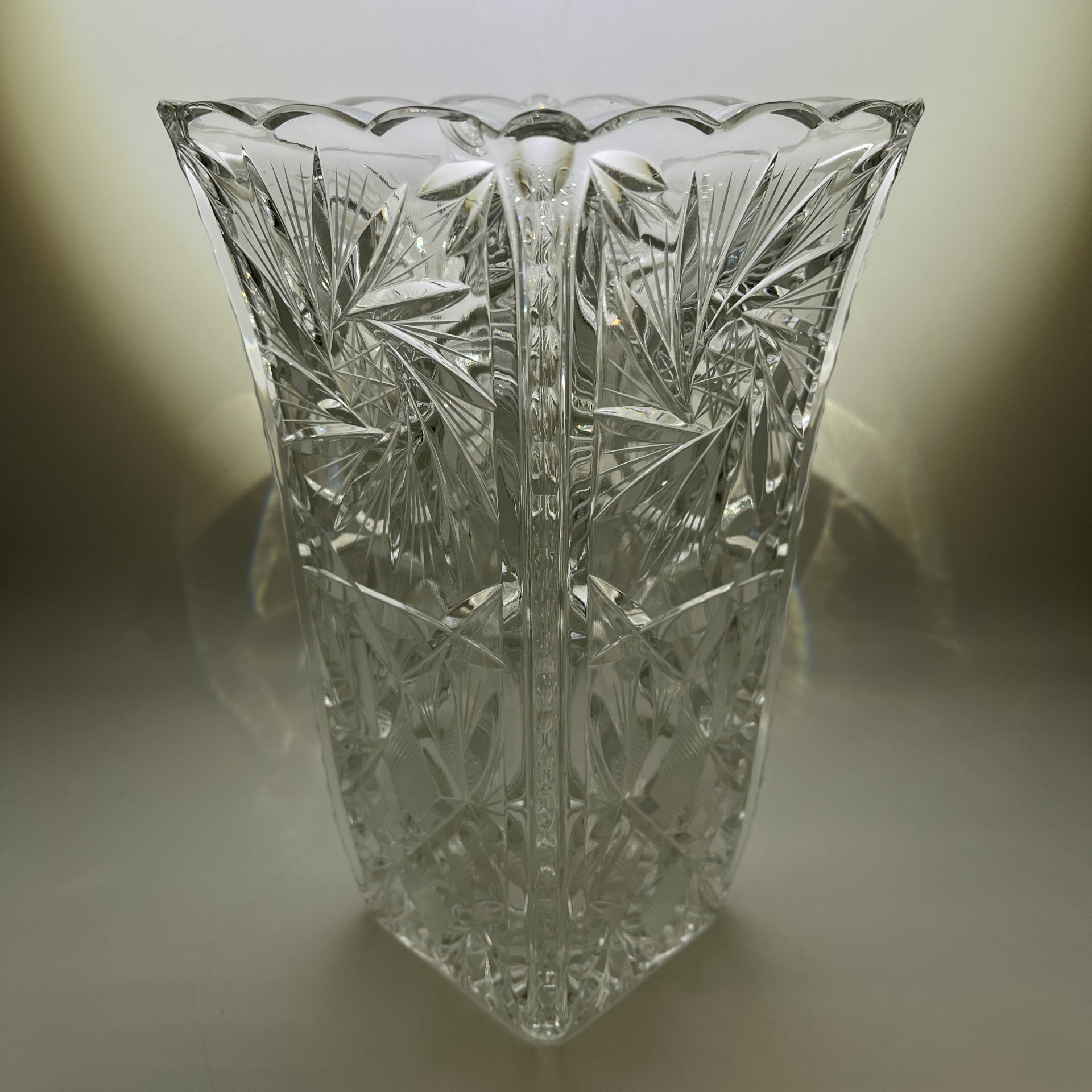 Ваза квадратной формы, украшенная рельефным резным декором