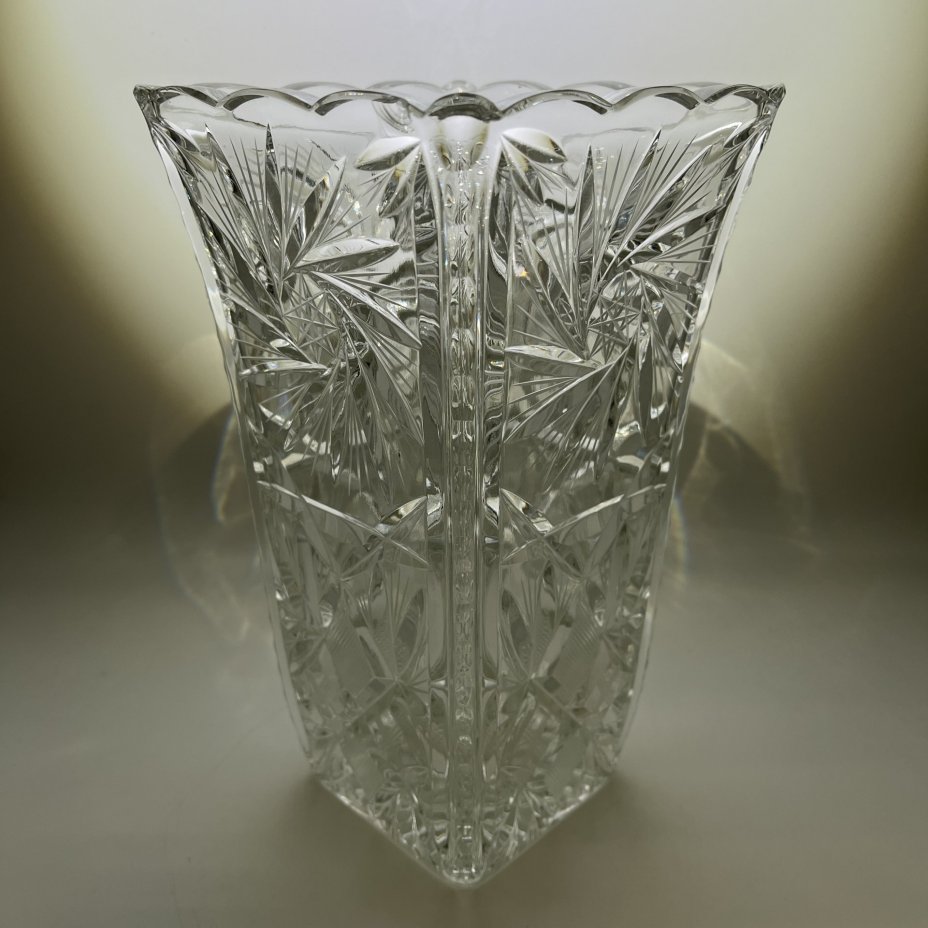 Ваза квадратной формы, украшенная рельефным резным декором